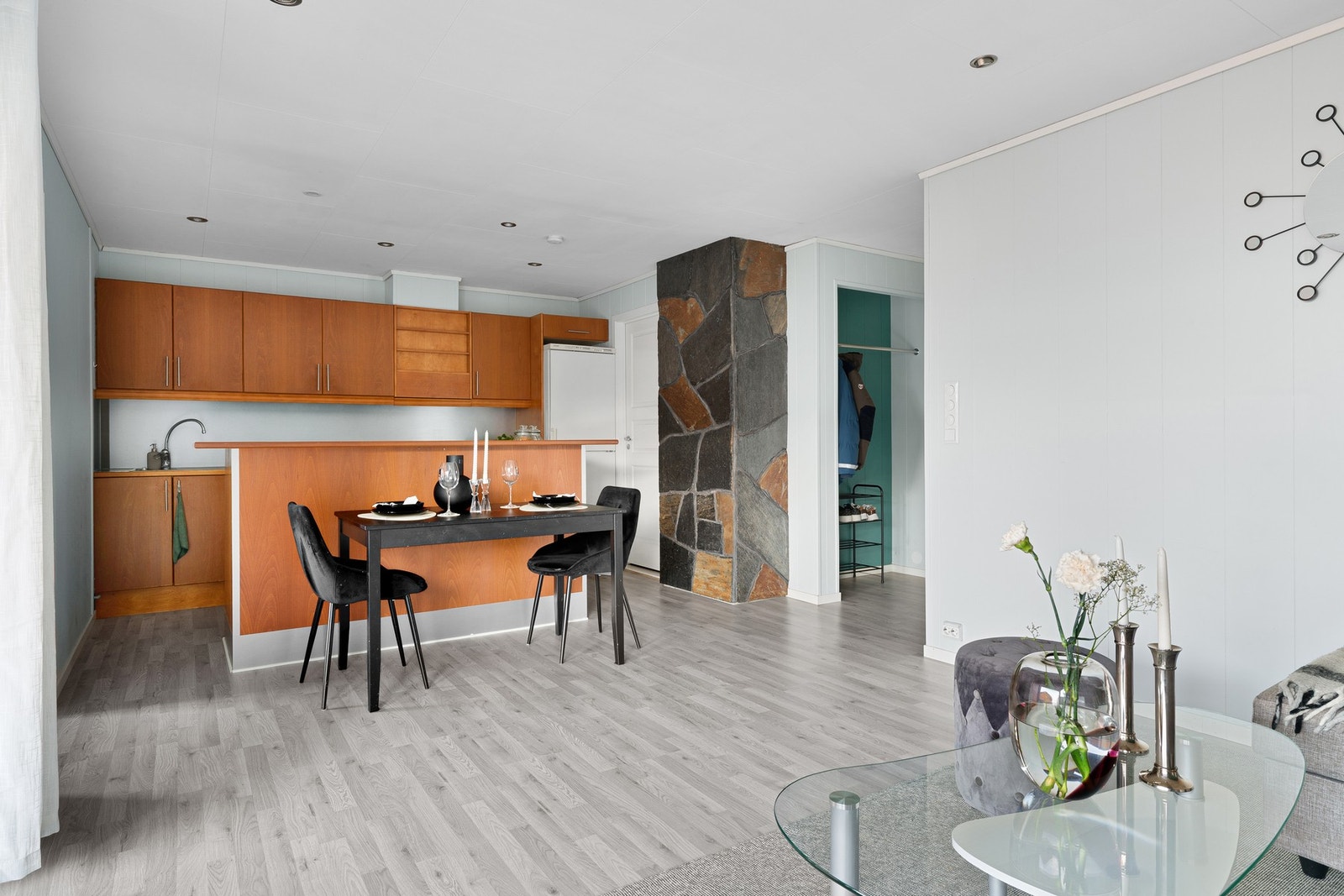 Elvegata 20B er en flott endeleilighet i andre etasje med stue og kjøkken i åpen løsning, to soverom og et bad. Galleribilde