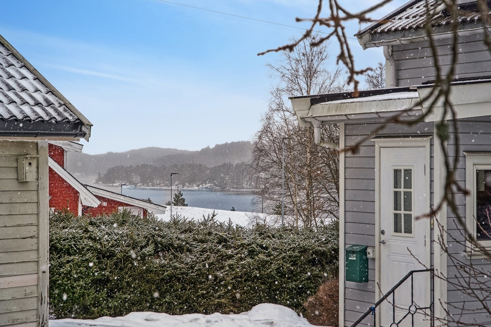 Velkommen til Nesjarveien 11!
Eiendommen ligger flott til med utsikt mot idylliske Farris, og du kan i tillegg nyte glimt av sjøen som gir ekstra kvalitet og atmosfære. Galleribilde