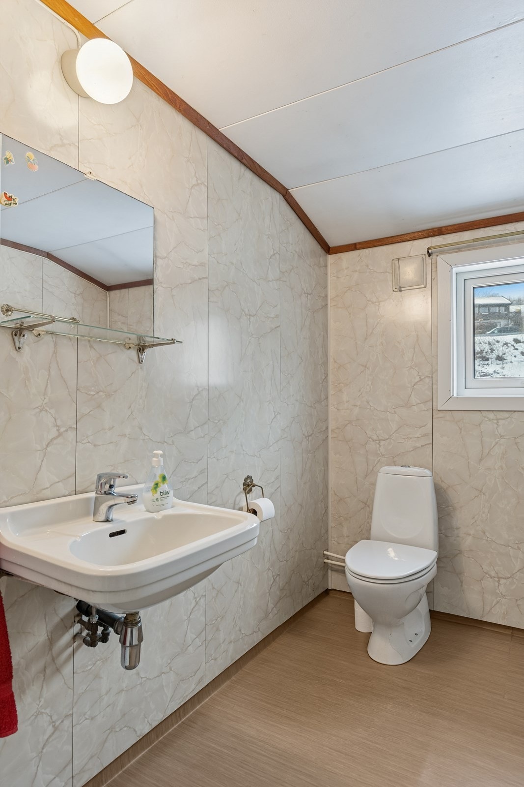 Et eldre bad som gir deg sjansen til å skreddersy løsninger som kombinerer komfort og moderne design. Galleribilde