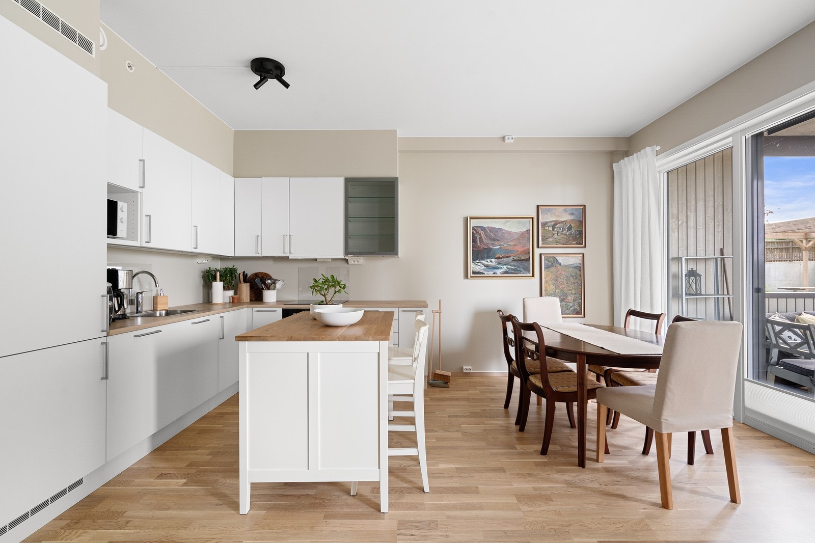 Åpen stue-kjøkkenløsning. Galleribilde