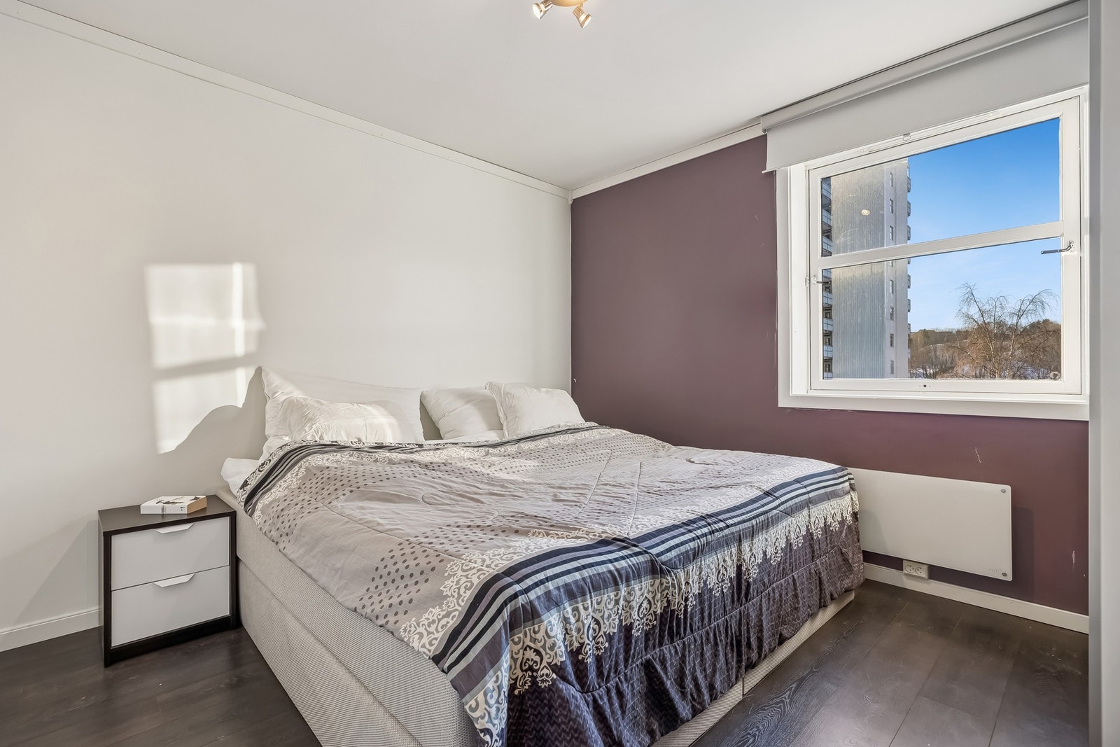 Leiligheten har to soverom av god størrelse, begge med plass til seng, garderobe og eventuelt skrivebord. Galleribilde