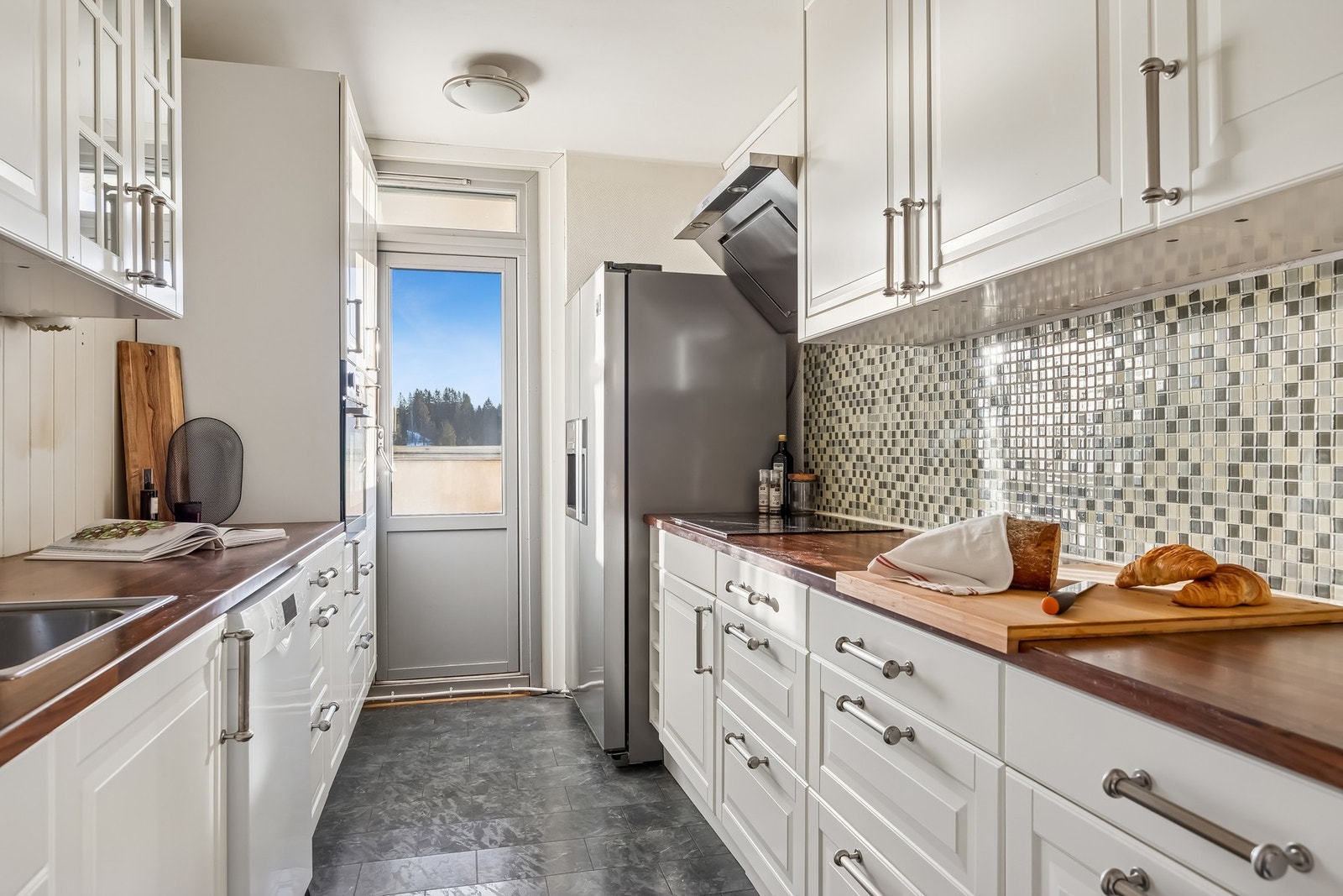 Kjøkkenet fremstår som lyst, praktisk og velutnyttet, med en funksjonell utforming som gir gode arbeidsforhold i hverdagen. Galleribilde