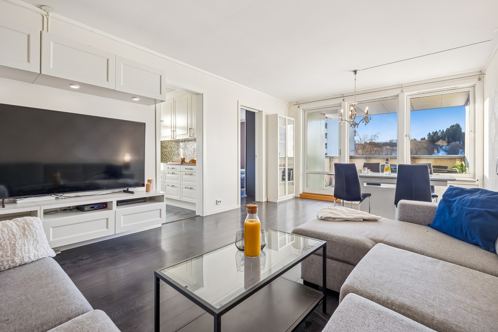 Stuen er leilighetens naturlige samlingspunkt og fremstår som både romslig, lys og svært innbydende. Galleribilde