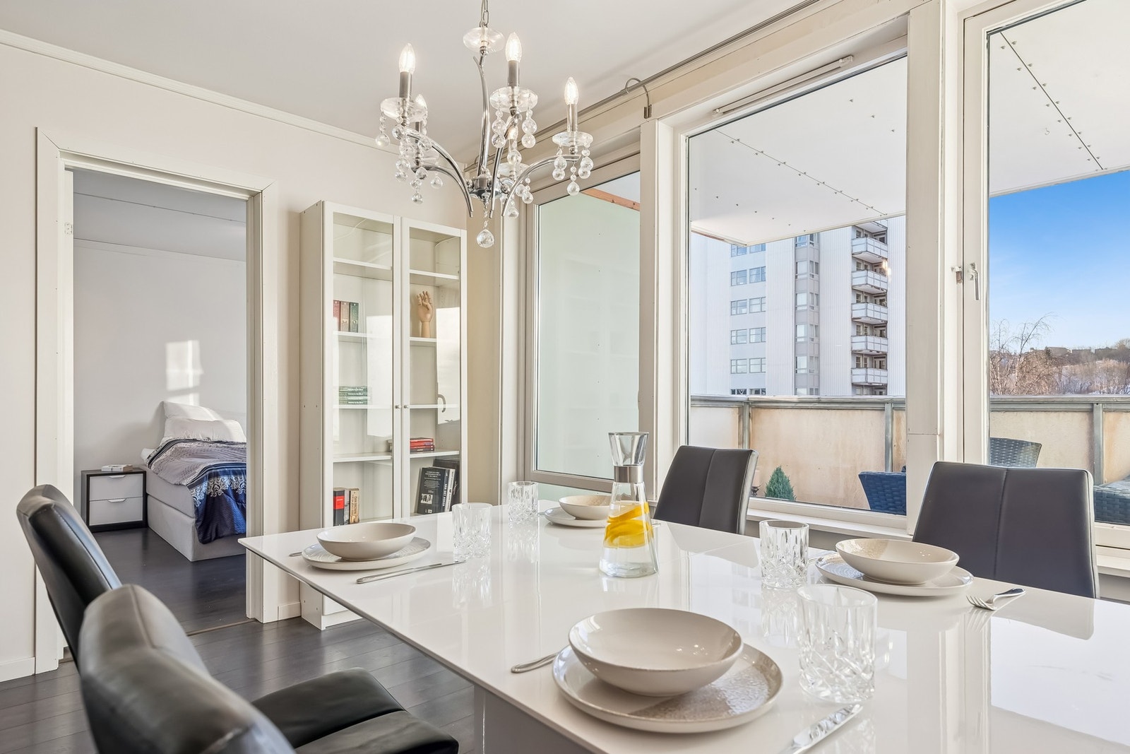 Den åpne løsningen mot kjøkken bidrar til en sosial og praktisk planløsning, hvor man enkelt kan være sammen selv om man oppholder seg i ulike soner av boligen. Galleribilde