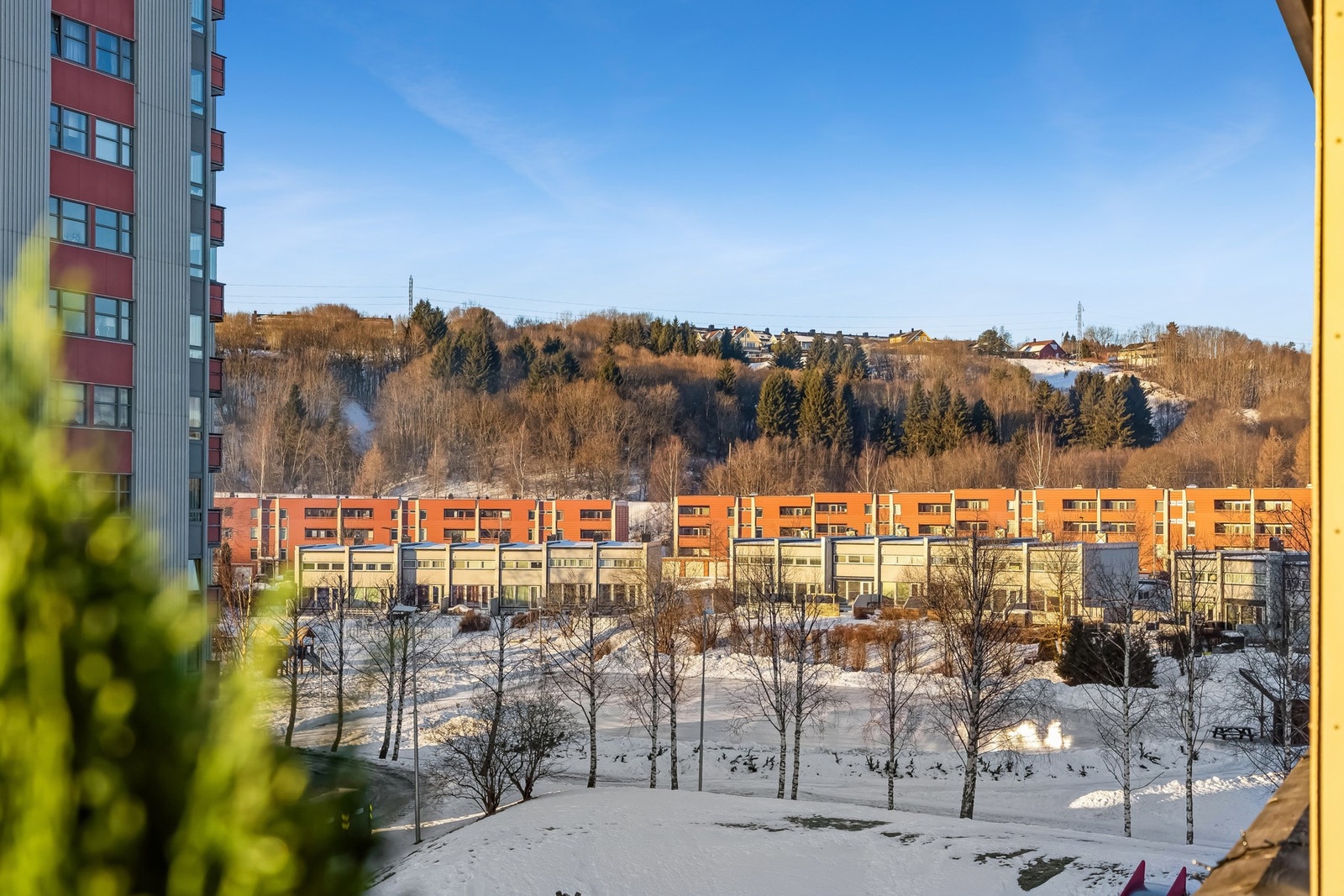 Beliggenheten er svært attraktiv i et barnevennlig og rolig boligområde, med kort vei til skole, barnehage og kollektivtransport. Heimdal sentrum og City Syd ligger kun en kort kjøretur unna. Området byr på flotte tur- og sykkelstier, lite gjennomgangstra Galleribilde