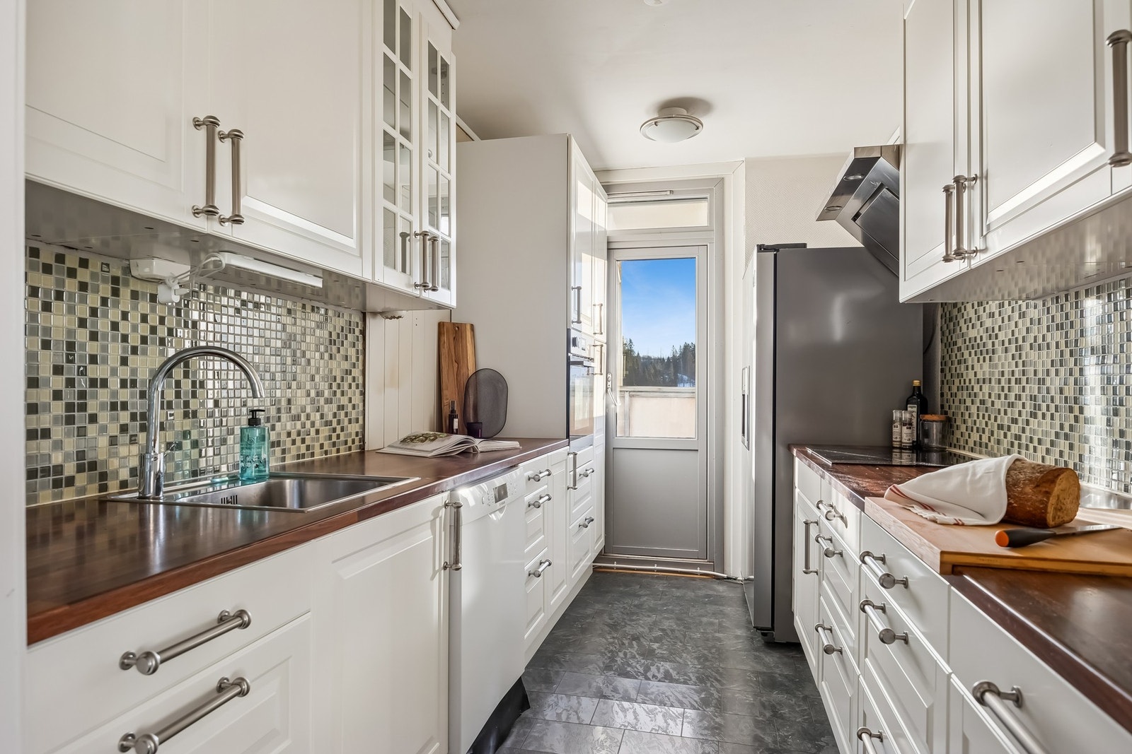 Innredningen er fra Ikea og har profilerte fronter som gir et klassisk og tidløst uttrykk, kombinert med laminat benkeplate som er både slitesterk og lett å holde ren. Galleribilde