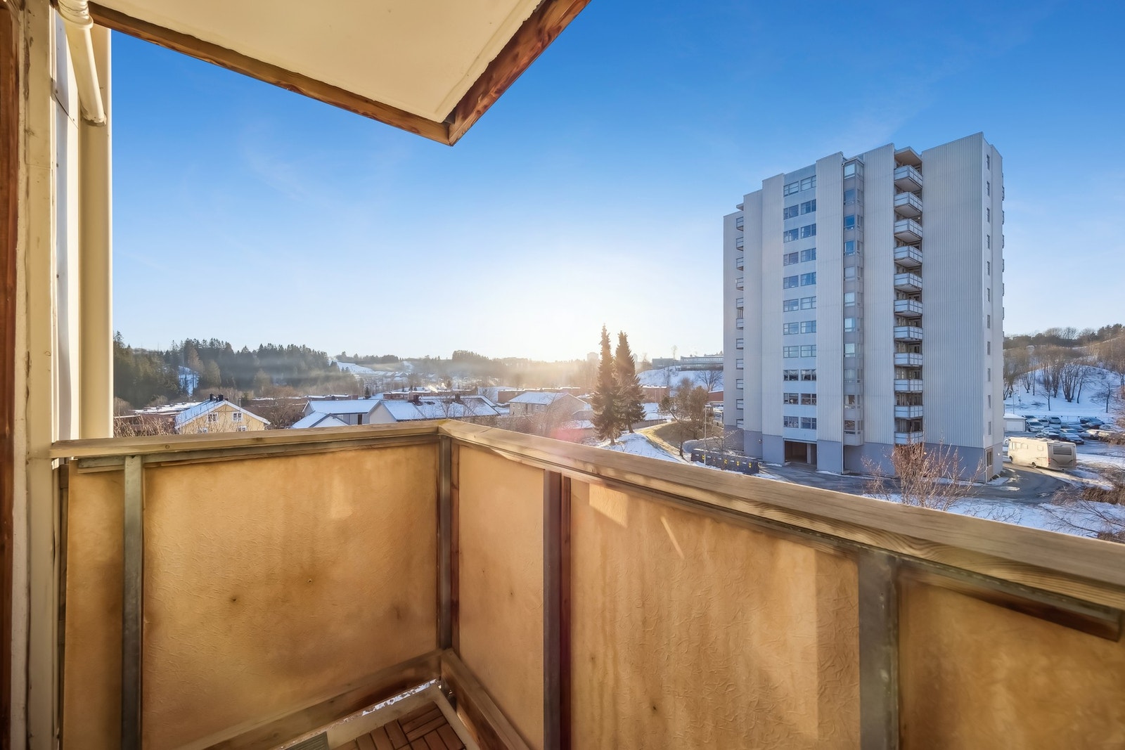 Leiligheten har elektrisk oppvarming og naturlig ventilasjon via ventiler i vinduene. Galleribilde