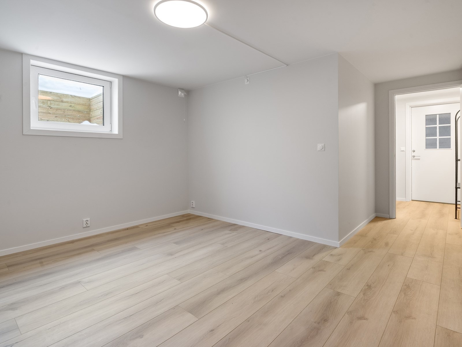 Stilrene og moderne overflater i hybelen fra 2024. Galleribilde