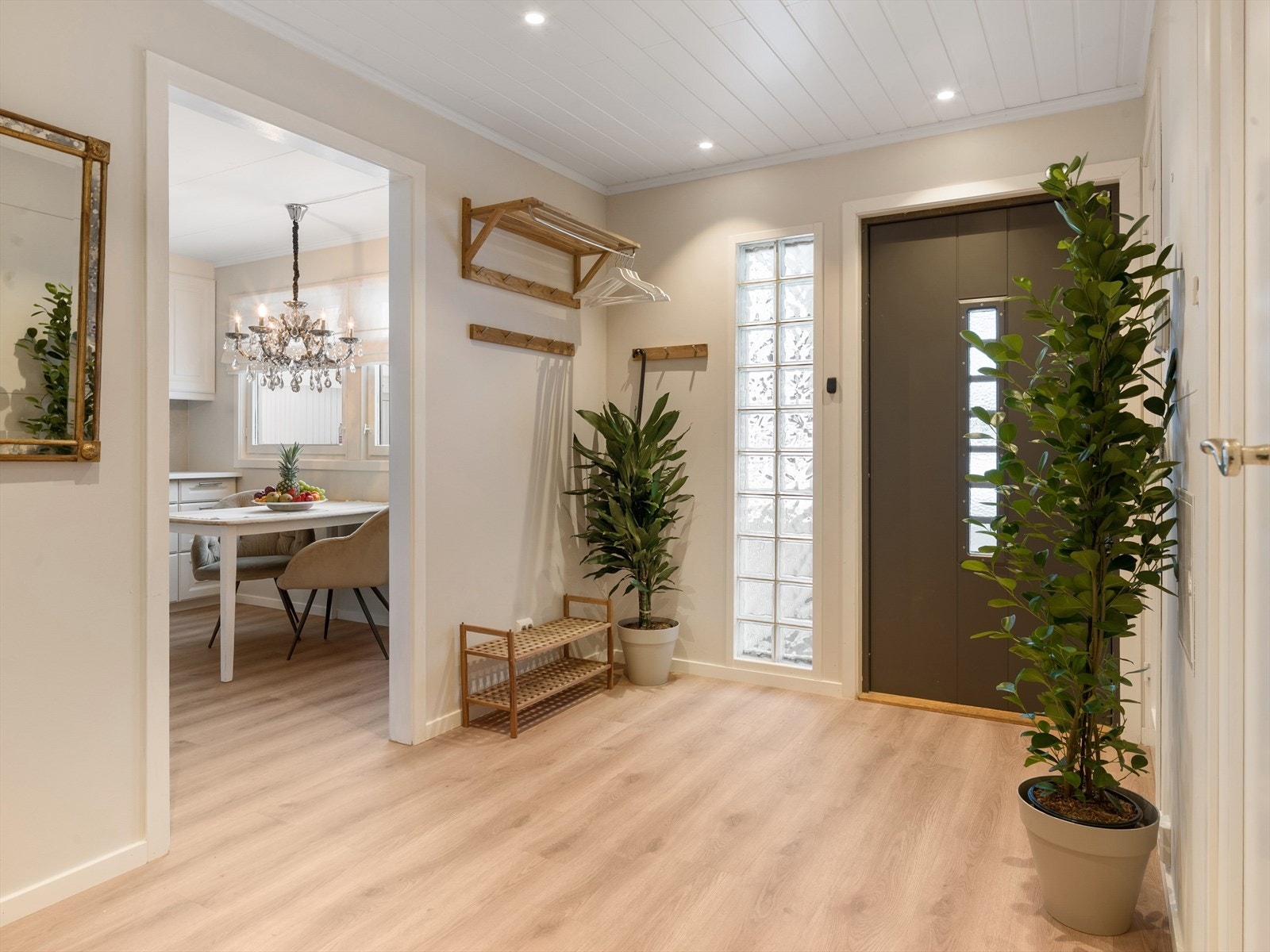 Her er det downlights i himling som gir jevn og god belysning. Galleribilde