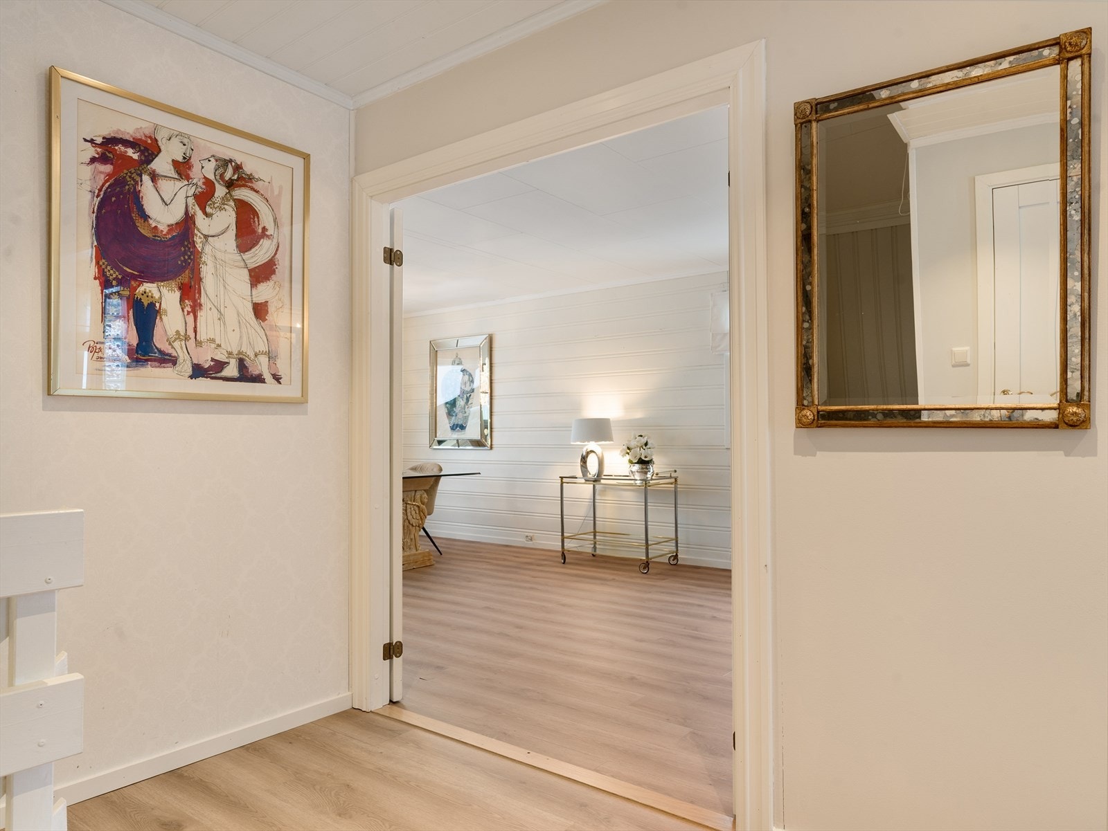 Fra entréen ledes du videre inn i boligens naturlige samlingspunkt - den romslige stue- og spisestuen. Galleribilde