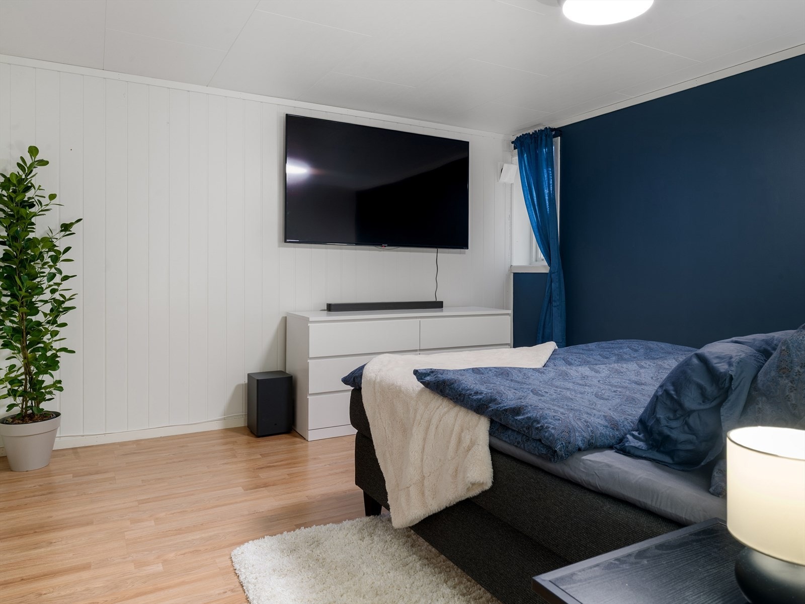 I kjelleretasjen er det et romslig soverom med tilknyttet walk-in-garderobe. Galleribilde