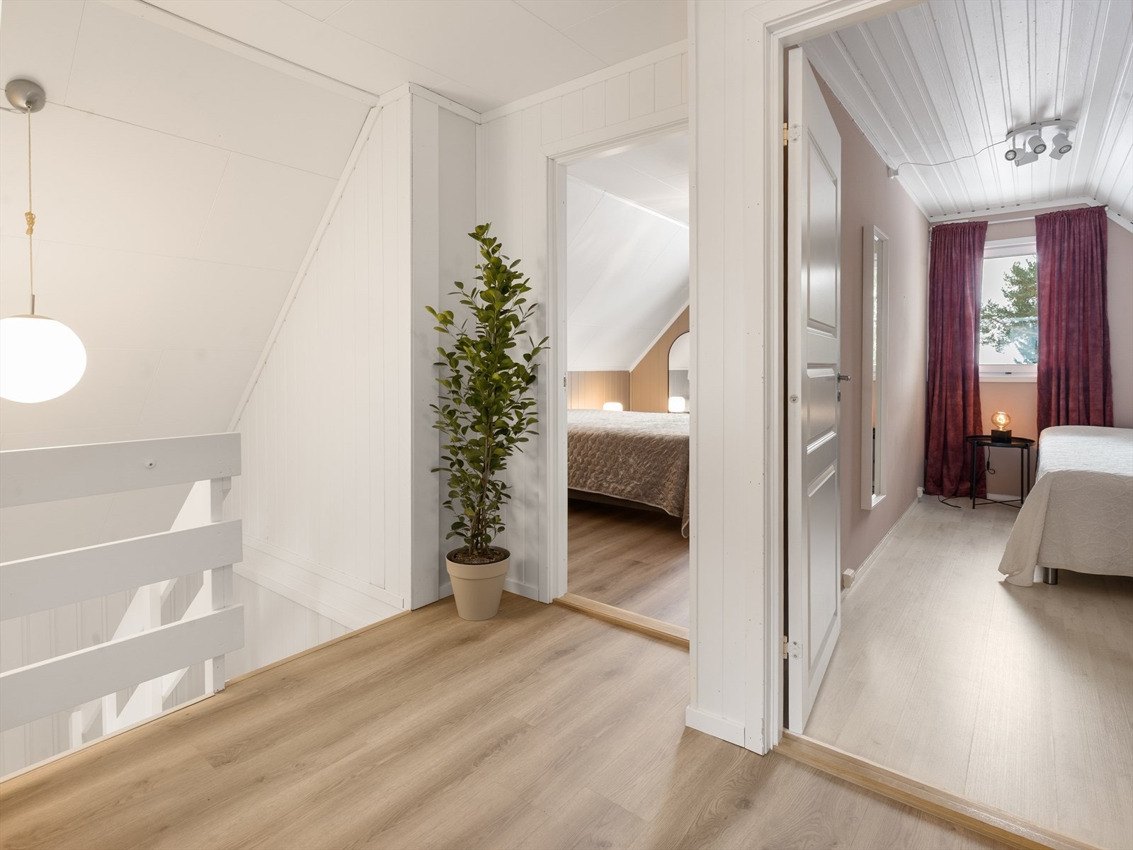 Boligens 2. etasje inneholder 3 soverom og bad. Galleribilde