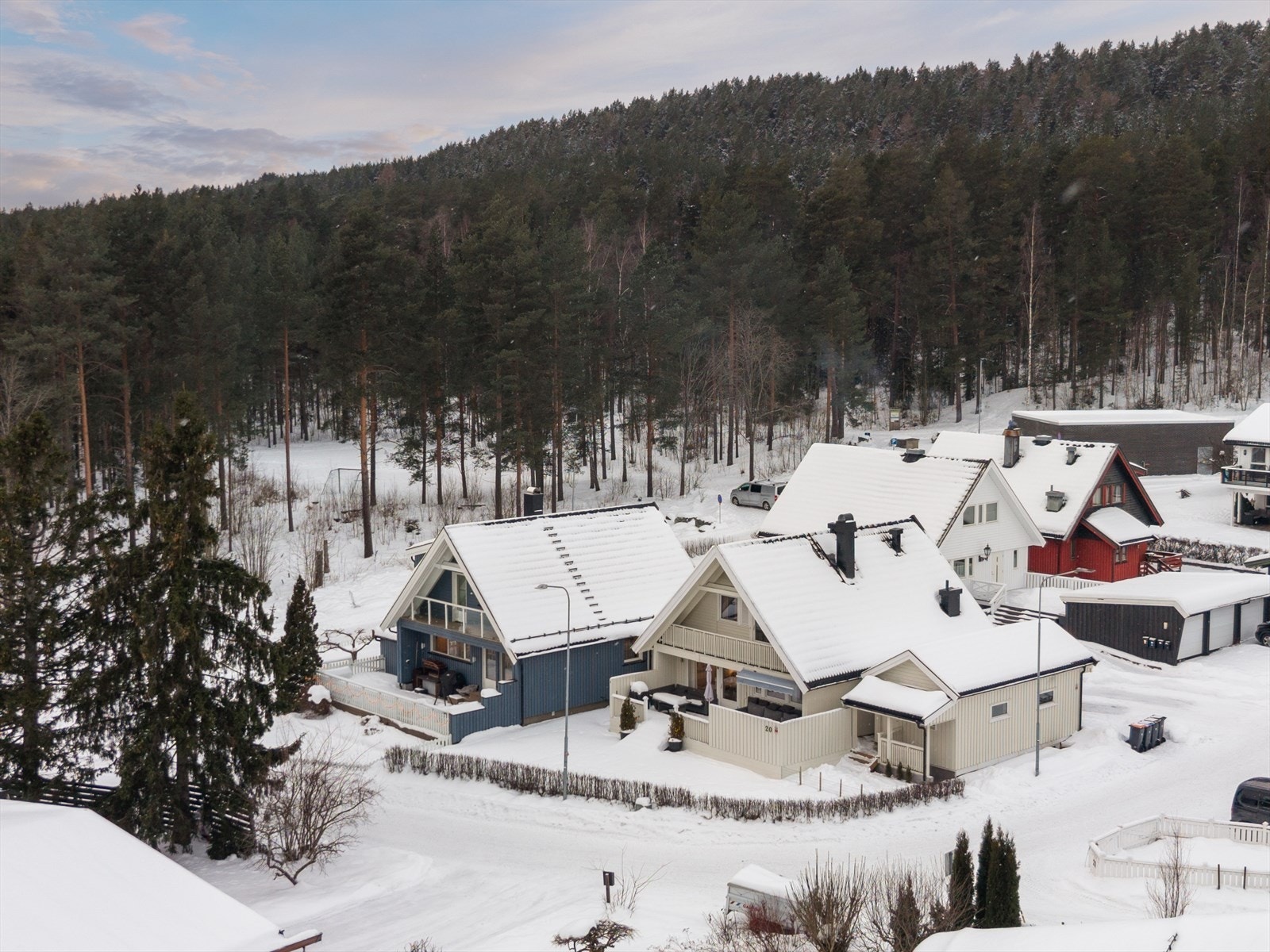 Boligen har herlige uteplasser, blant annet en stor terrasse med utgang fra stuen og en flott balkong med utgang fra et av soverommene i 2. etasje. Galleribilde