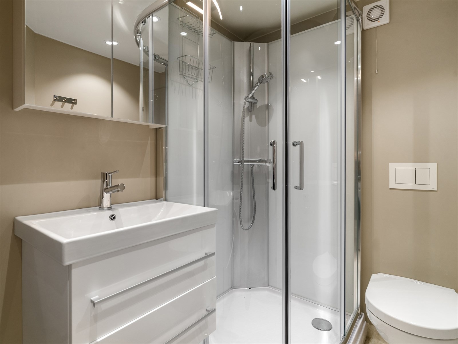 Badet i hybelenheten, fra 2024, har malte veggplater behandlet med våtromsprodukter og en malt himling med downlights. Galleribilde