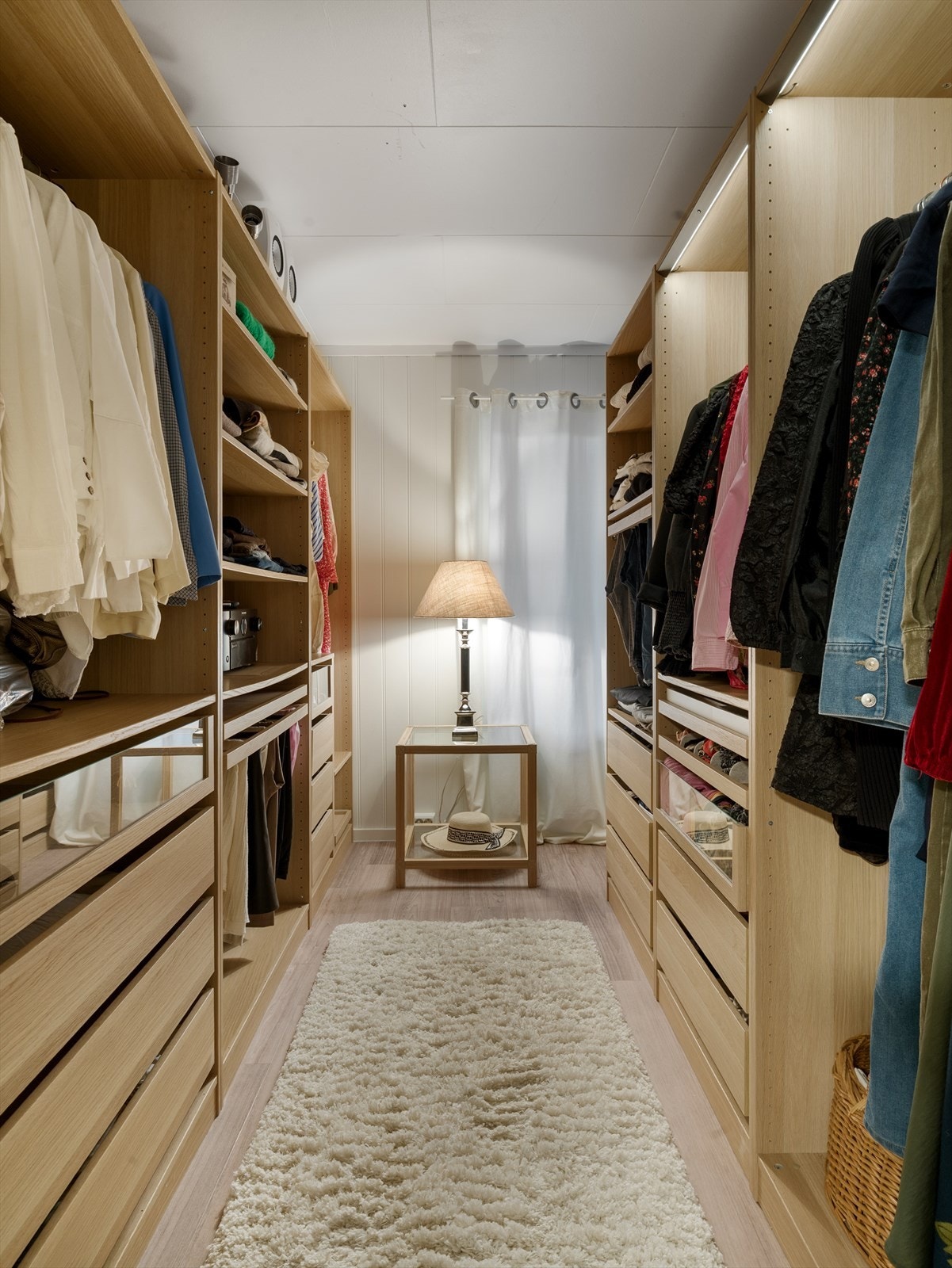 Her er det rikelig med oppbevaringsplass, samt smarte skuffeseksjoner. Galleribilde