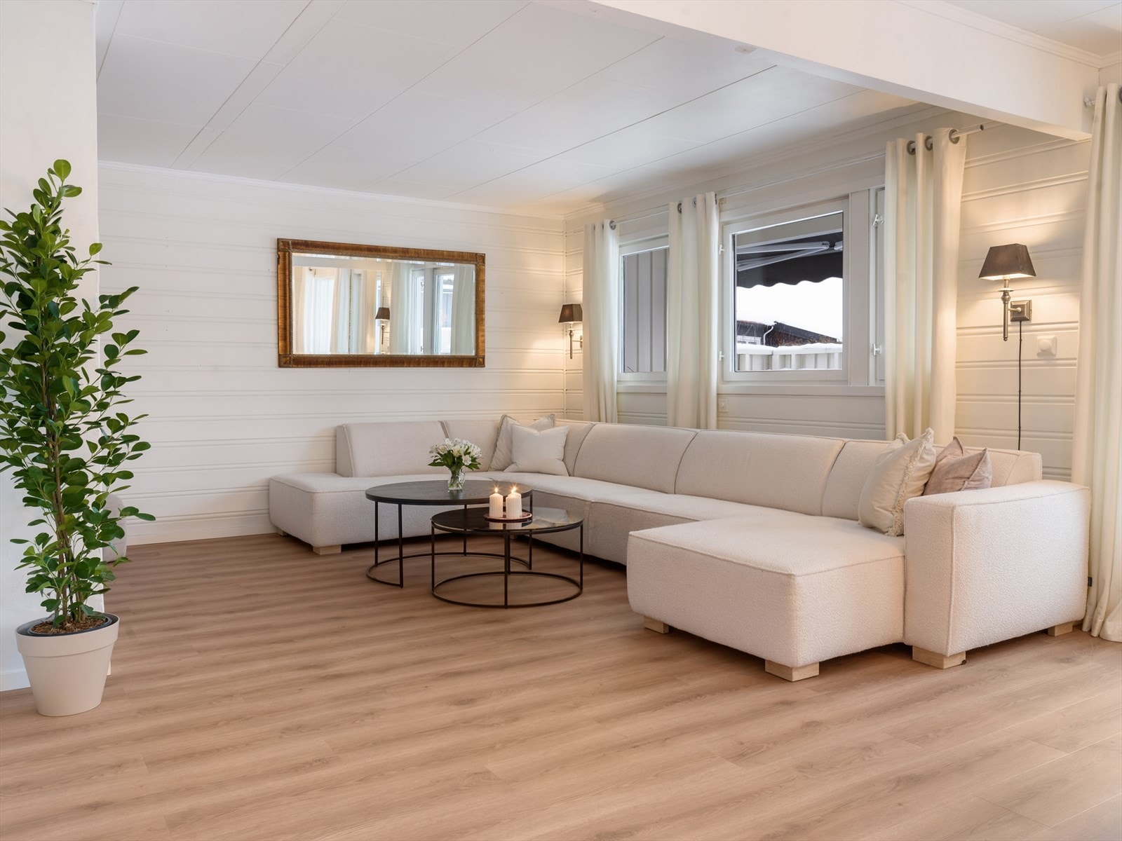 Store vindusflater slipper inn godt med naturlig lys og bidrar til en lys og luftig romfølelse. Galleribilde