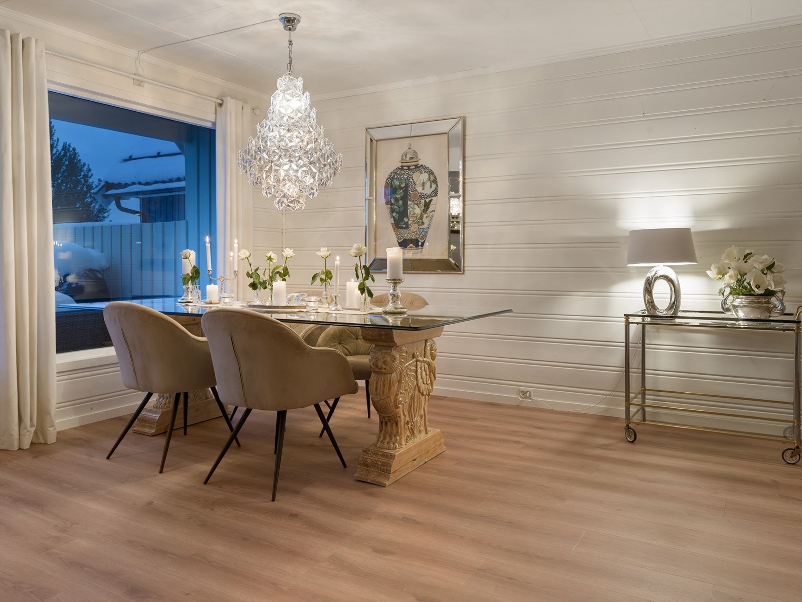 Det er god plass til en stor spisegruppe hvor hele familien kan samles. Galleribilde