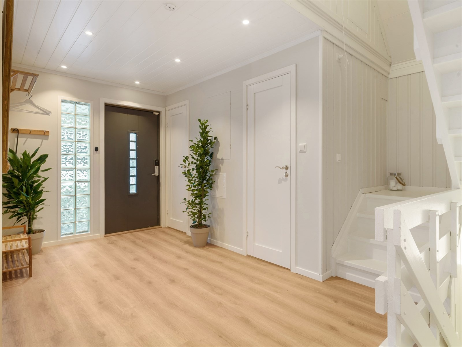 Innenfor døren møter du en romslig entré med god plass til å henge fra seg yttertøy og sette fra seg sko. Galleribilde