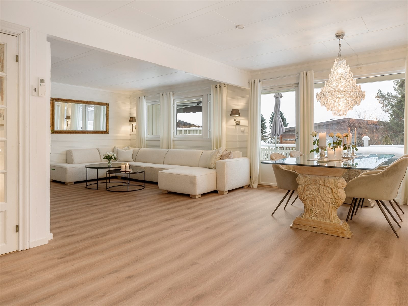 Stuen er lys og romslig, med svært gode møbleringsmuligheter. Galleribilde