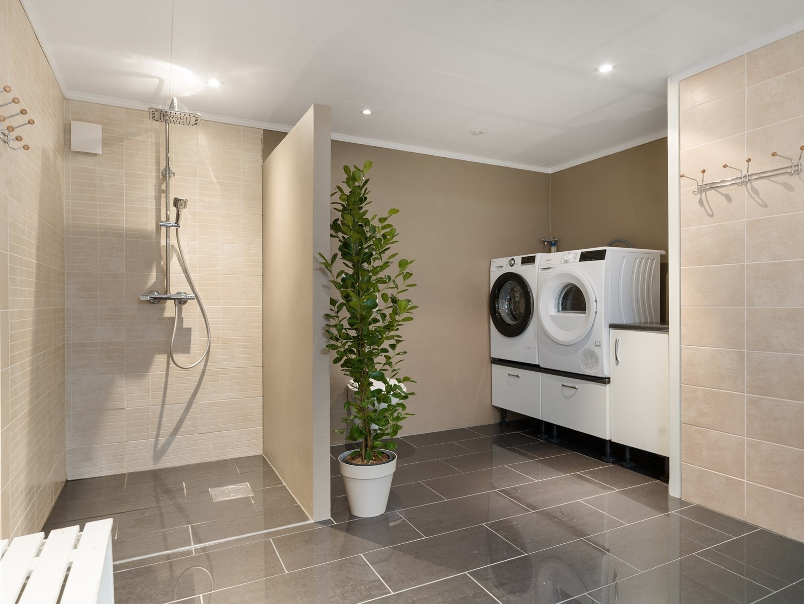 Det er også en egen innredning med opplegg og plass for vaskemaskin og tørketrommel. Galleribilde