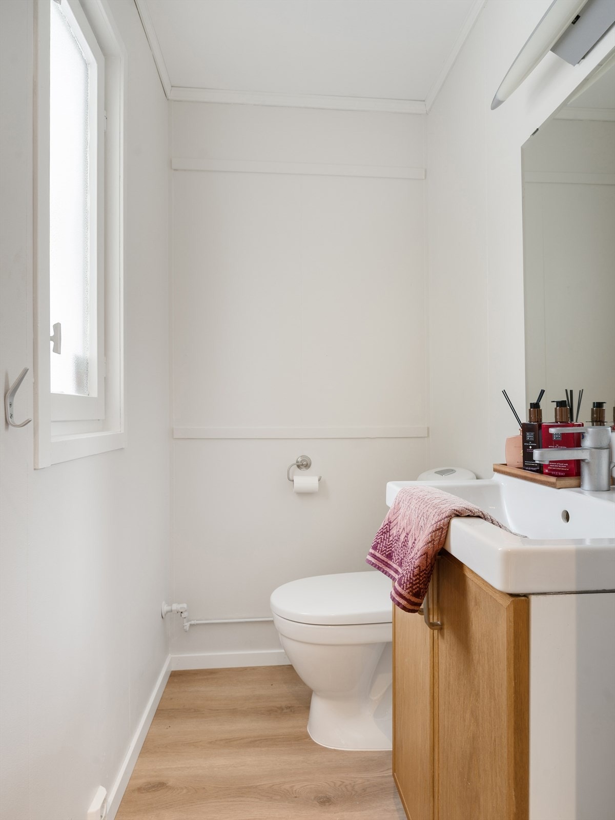 Ved hovedinngangen ligger et separat toalettrom. I 2025 ble det lagt nytt parkettgulv og installert et nytt gulvmontert toalett. Galleribilde