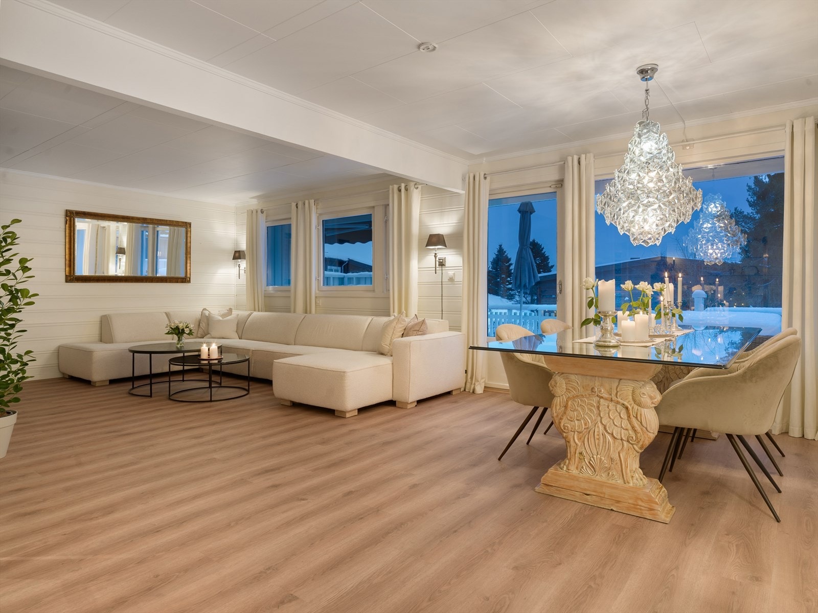 Det er rikelig med plass til både sofagruppe med tilhørende medieløsning og spisebord. Galleribilde