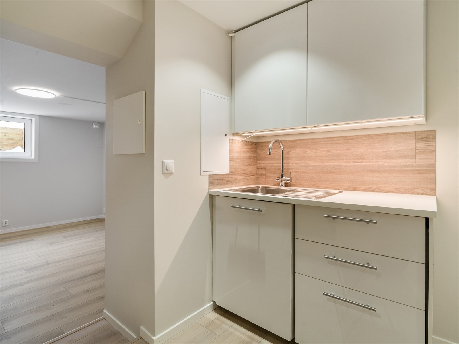 Kjøkkenet har integrert induksjonstopp og stekeovn, samt plass og opplegg for et frittstående kjøleskap. Galleribilde