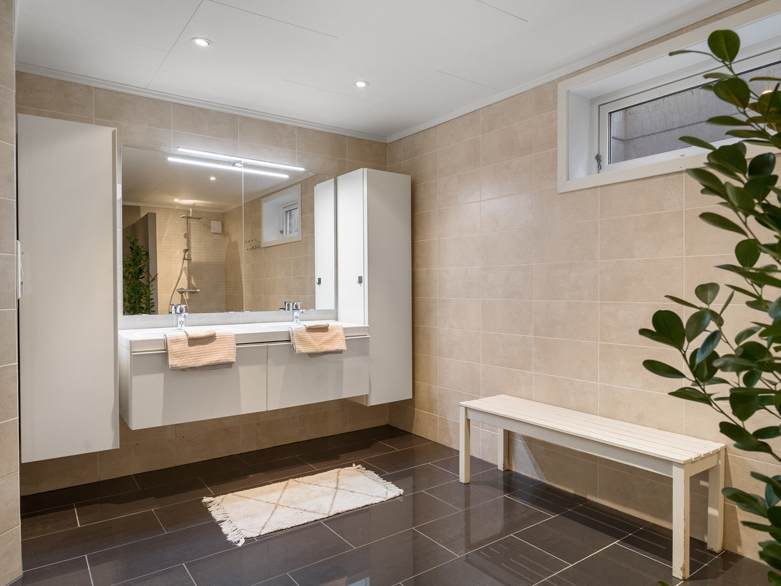 Stilrent og romslig bad/vaskerom i kjelleren fra 2011. Galleribilde