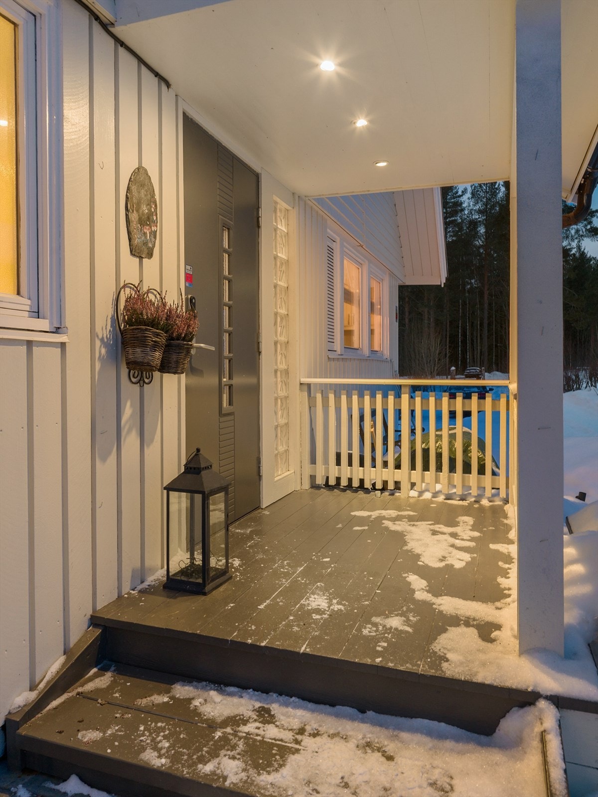 Du ønskes velkommen inn gjennom et hyggelig, overbygget inngangsparti. Galleribilde