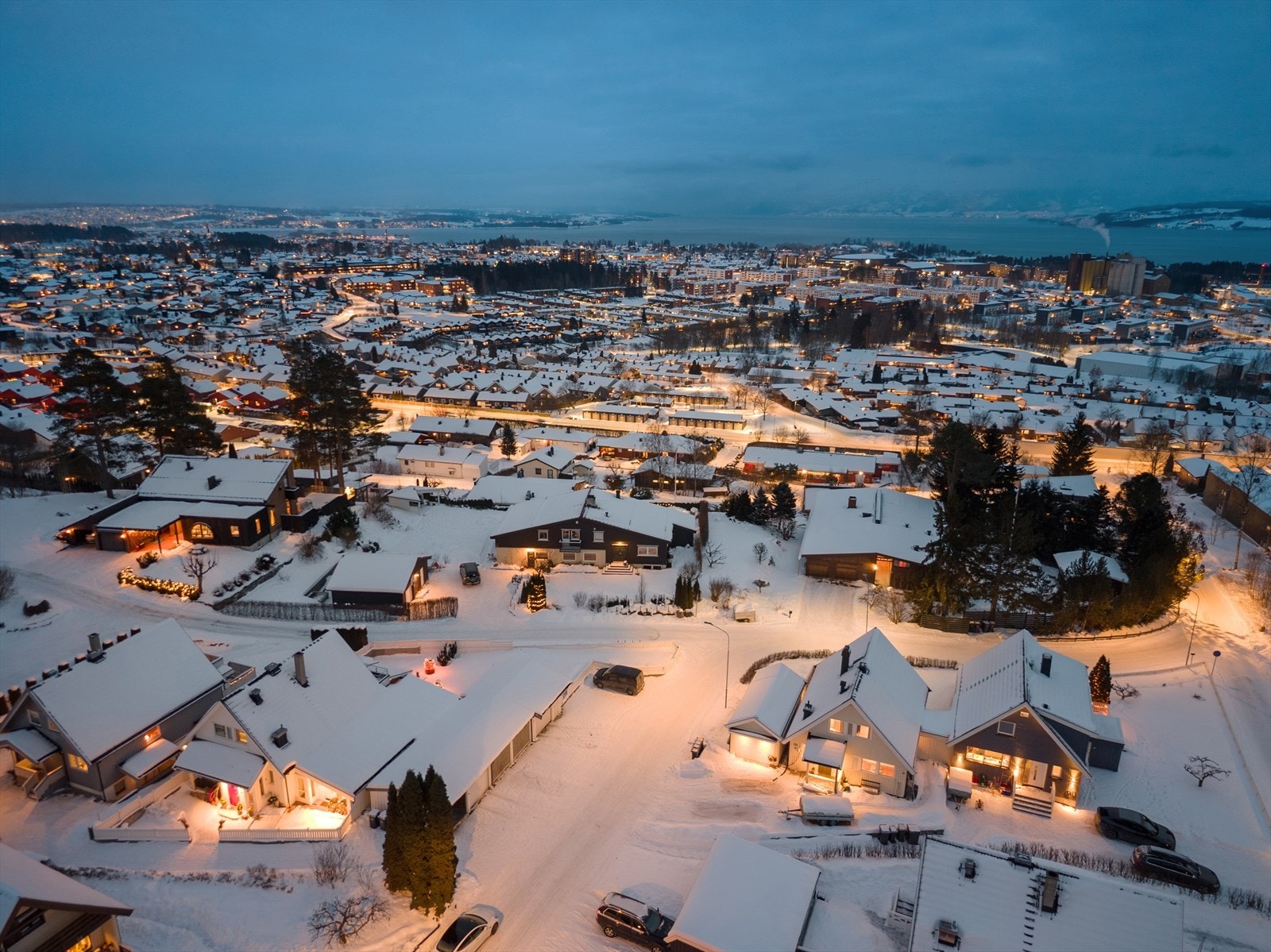 Det er gangavstand til både barneskole og ungdomsskole, og for de aller minste ligger Furuberget barnehage ca. 3 minutters gange unna. Galleribilde