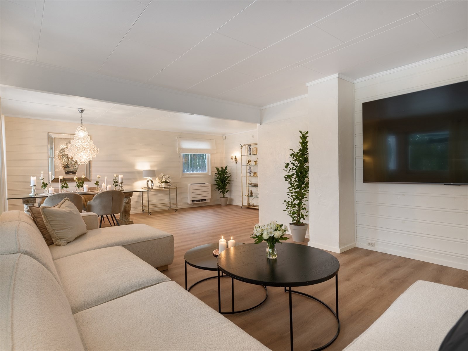 Rommet kan enkelt deles inn i naturlige soner for stue og spisestue. Galleribilde