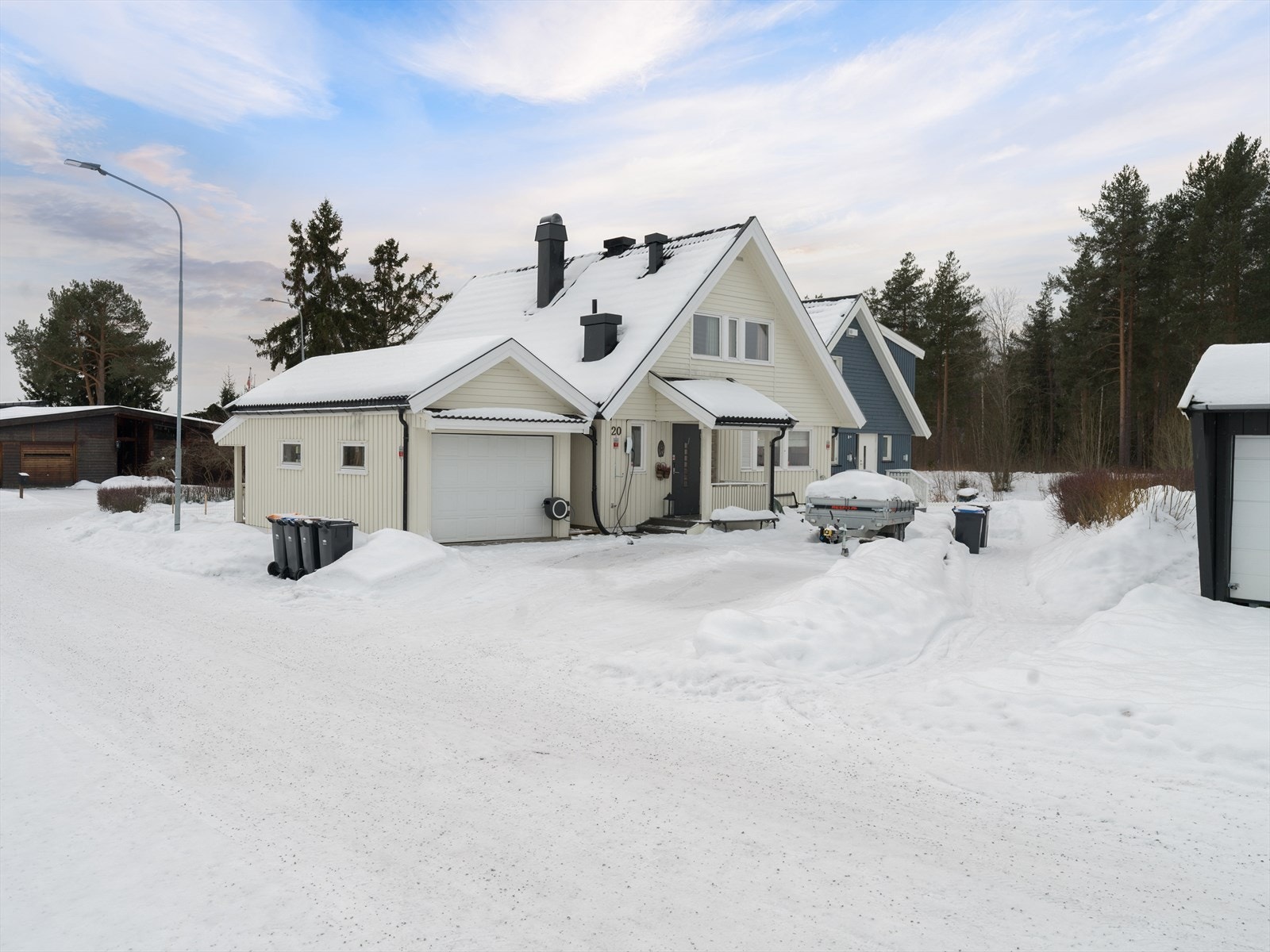 Tomten er tilnærmet flat og pent opparbeidet med steinbelagt gårdsplass. Galleribilde