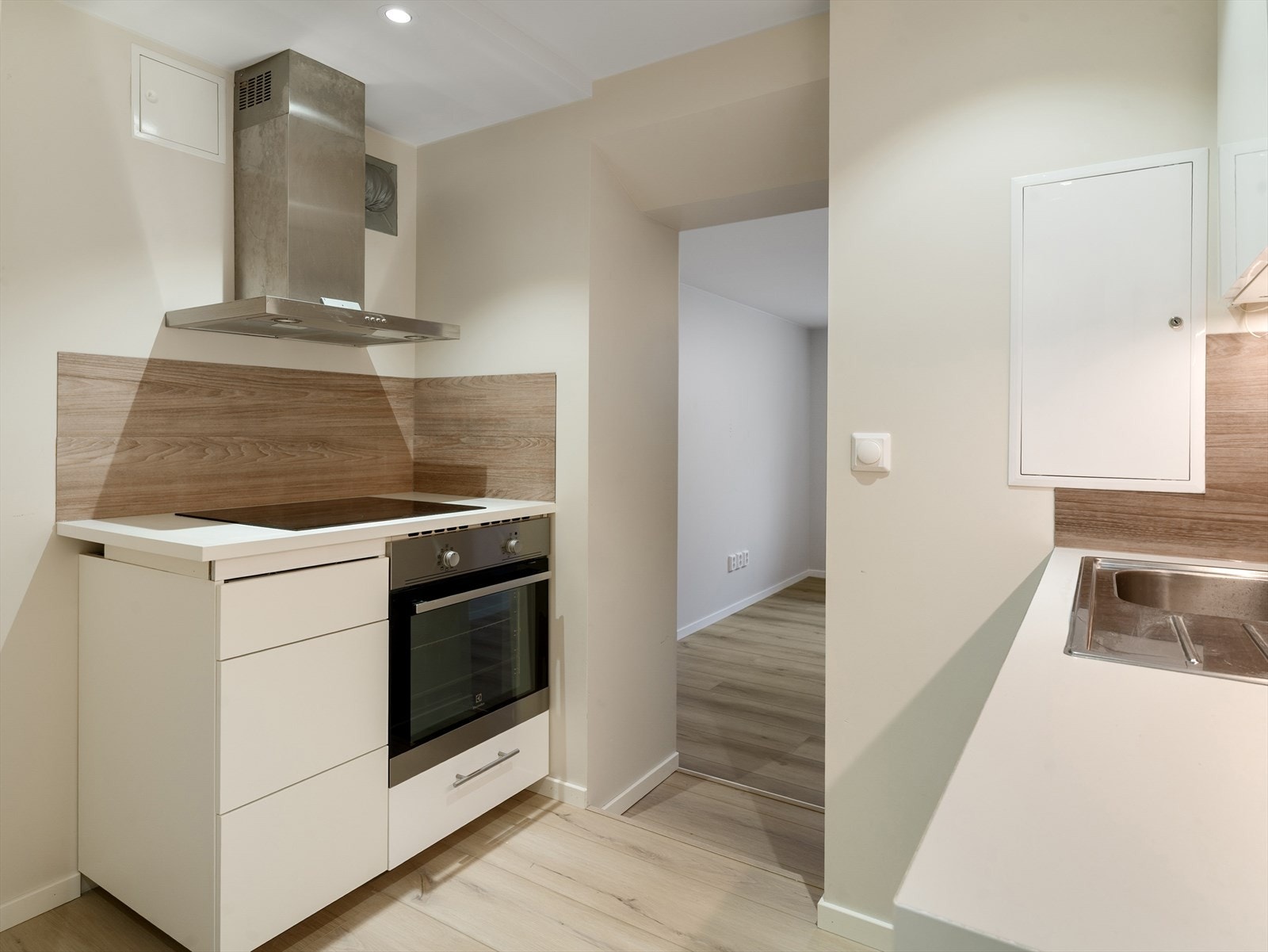 Praktisk og moderne kjøkken fra 2024 med malte, glatte fronter og laminert benkeplate med nedfelt vaskekum. Galleribilde