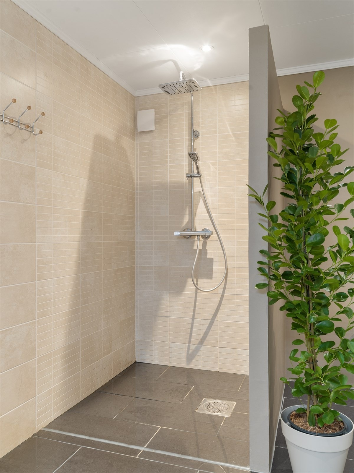 Det er flislagt gulv med elektriske varmekabler. Galleribilde