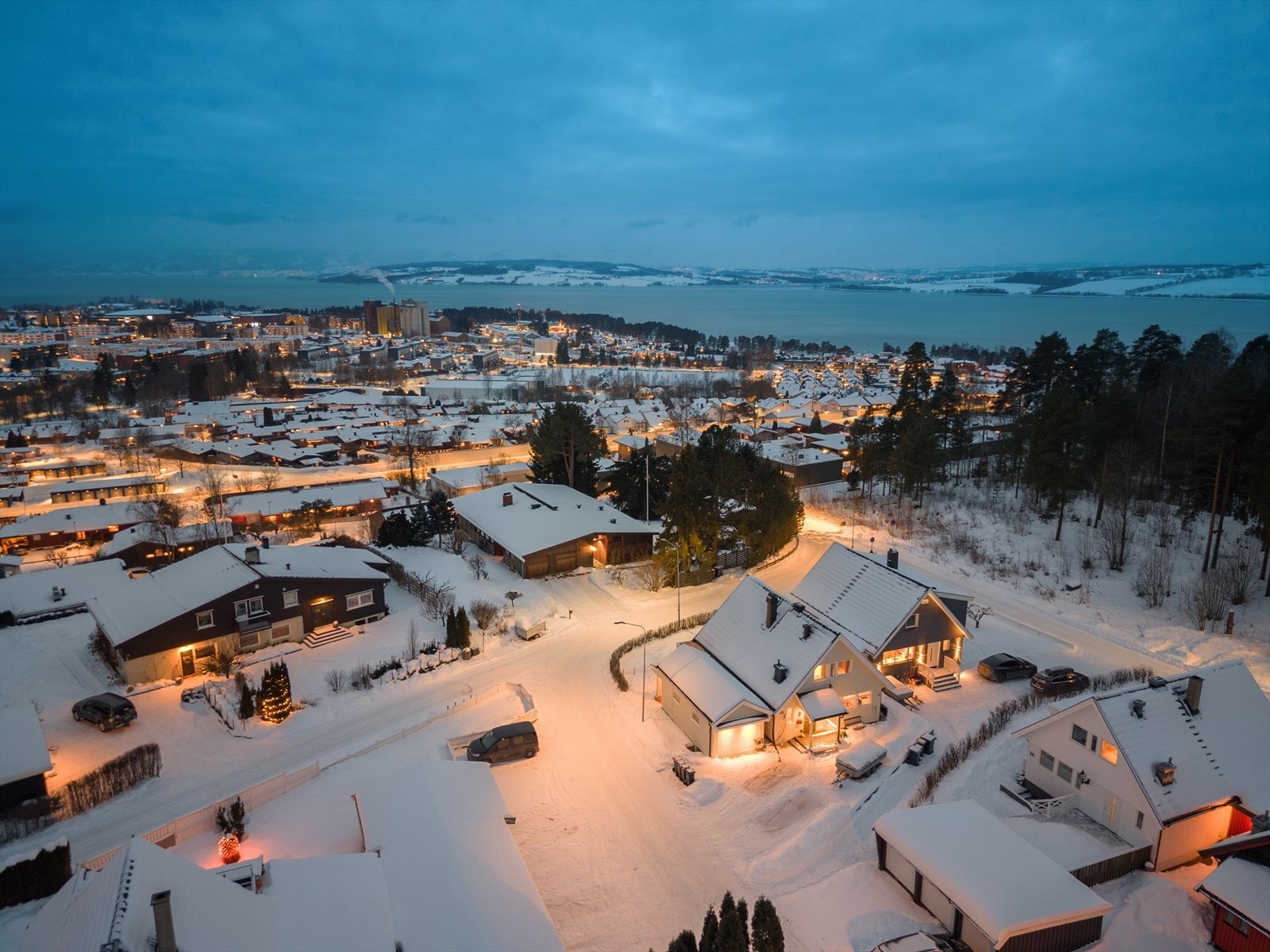 Den har en attraktiv sydvendt beliggenhet med gode solforhold og utsikt mot Mjøsa. Galleribilde