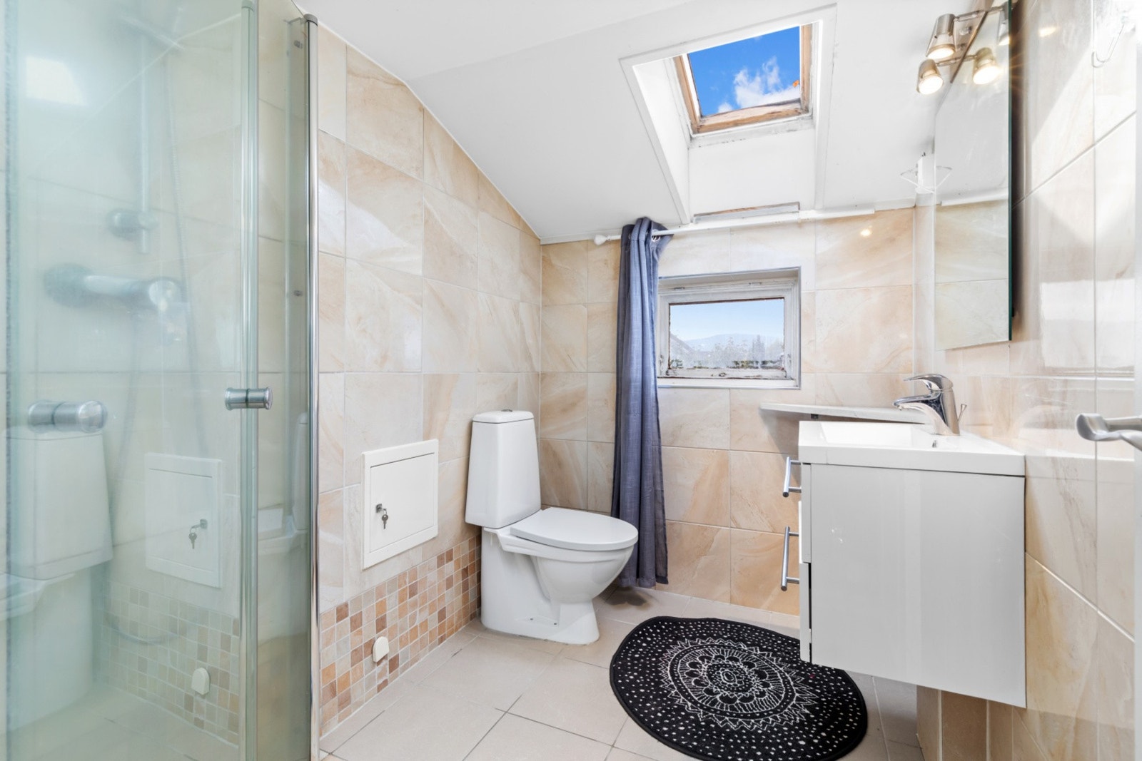 Lyst flislagt bad i andre etasje. Med dusjnisje, toalett, og vask Galleribilde