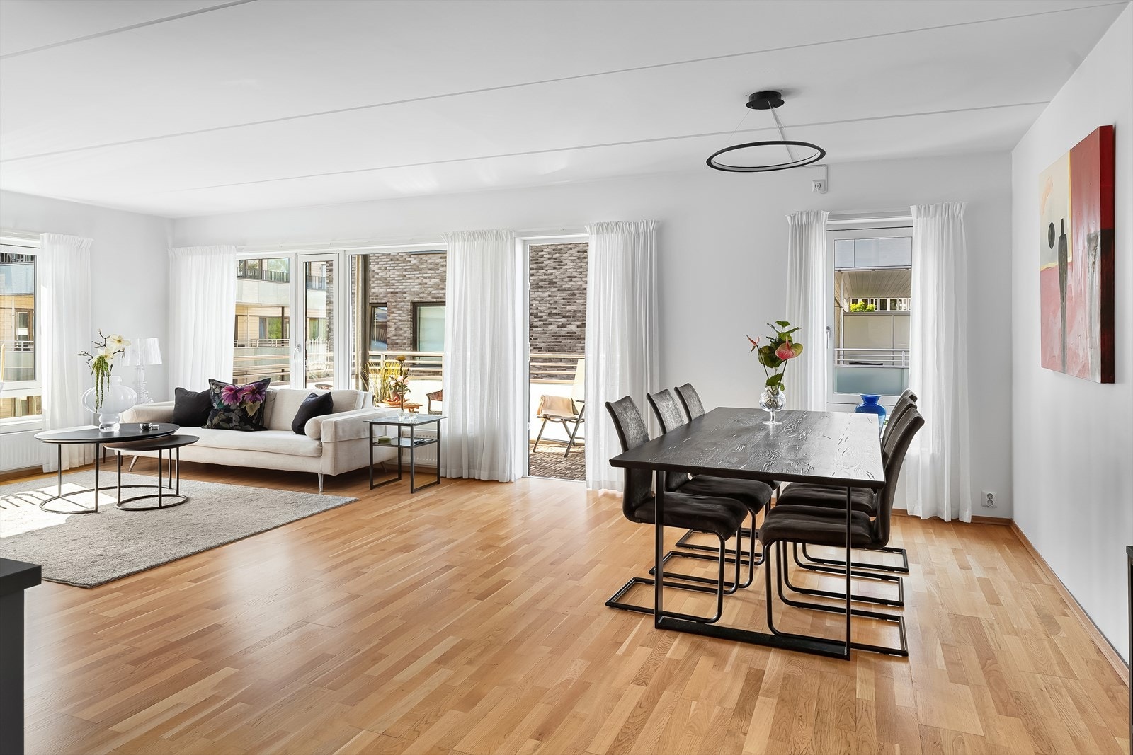 Med den åpne romløsningen kan man møblere med stort spisebord Galleribilde