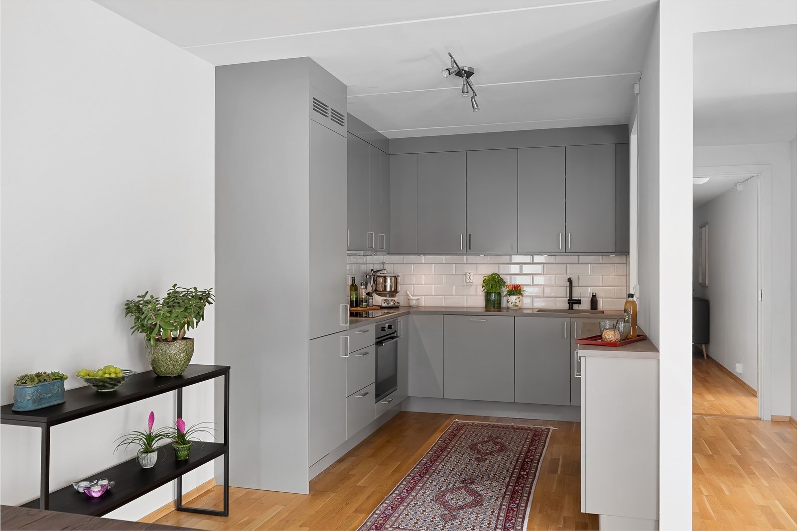 Moderne og stilrent kjøkken fra Strai med god skap- og benkeplass Galleribilde