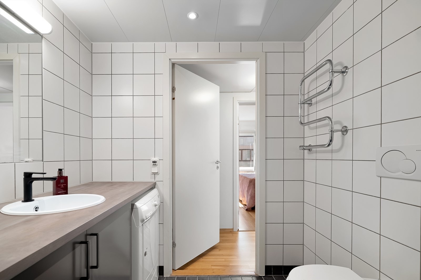 Det er utstyrt med rørfordelingsskap, stoppekran, veggmontert wc og mekanisk avtrekk Galleribilde