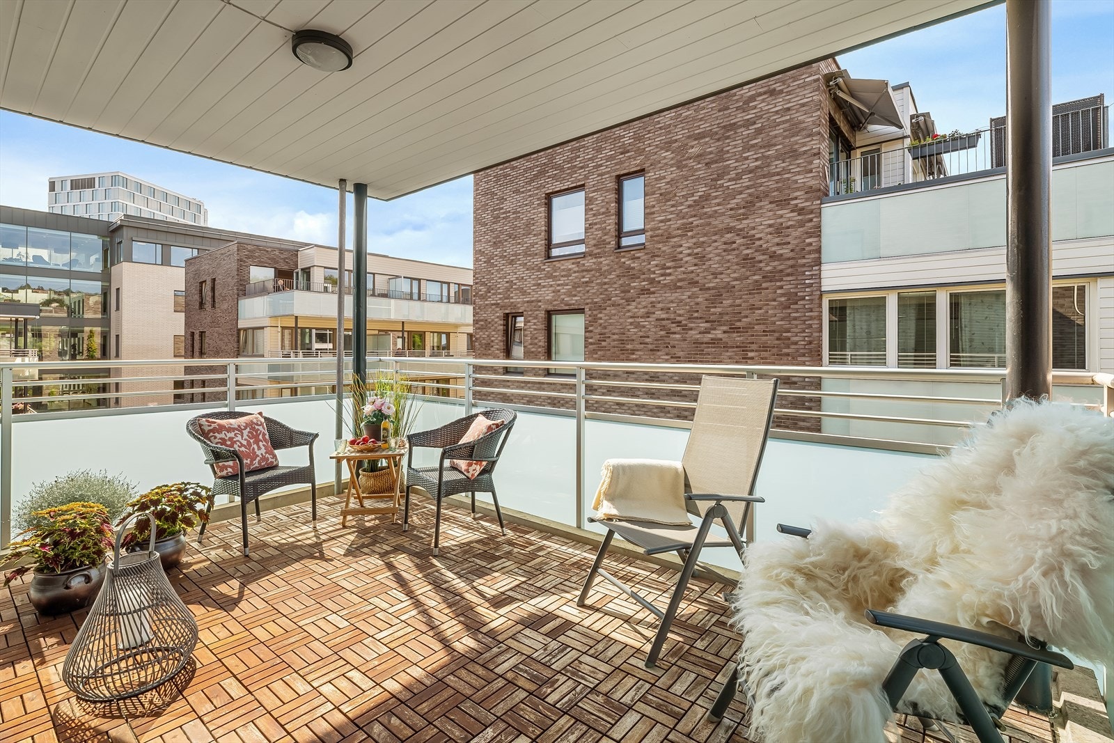 Fra stuen er det utgang til en flott balkong på ca. 12 m² med gode solforhold Galleribilde