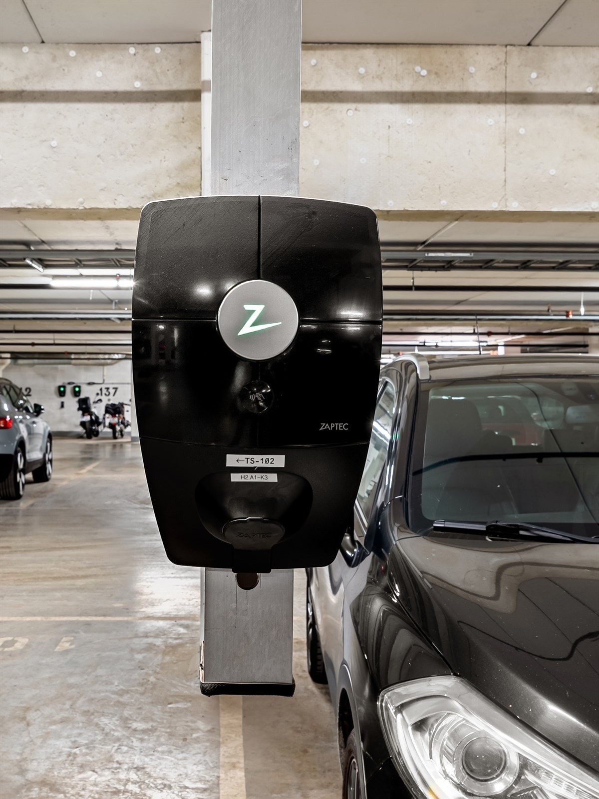 Det følger med el-bil lader på parkeringsplassen Galleribilde