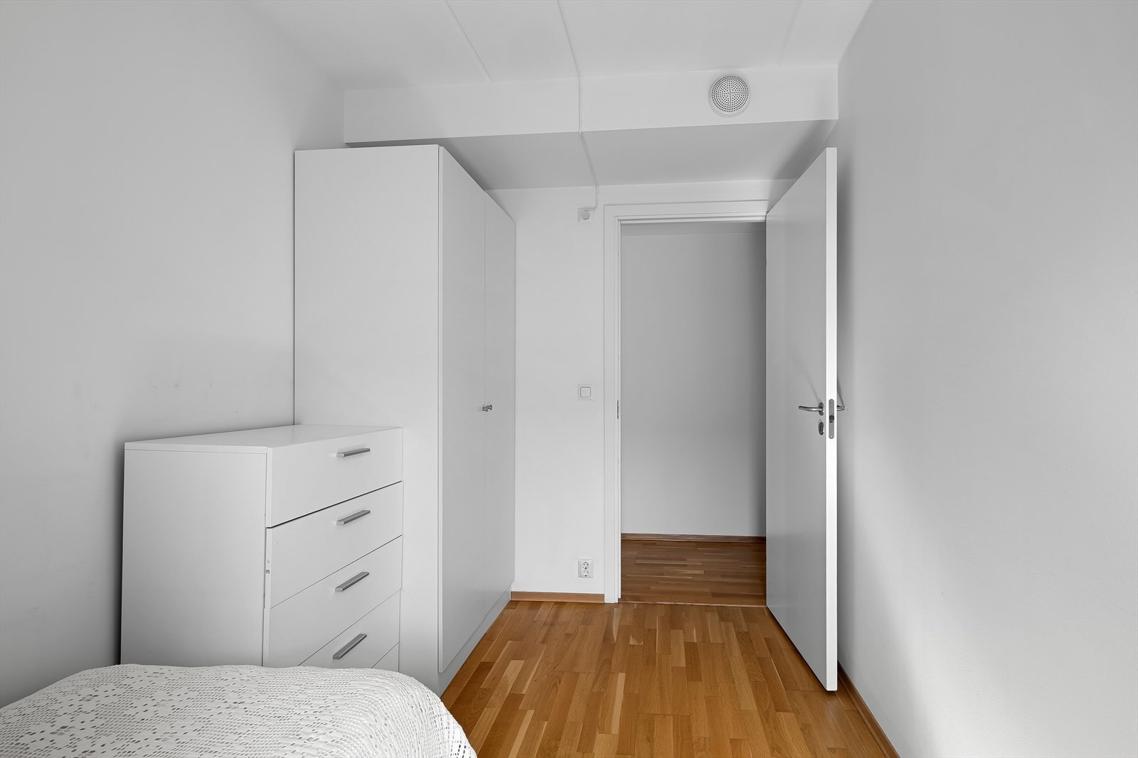 Soverom 2 har også godt med oppbevaringsplass Galleribilde