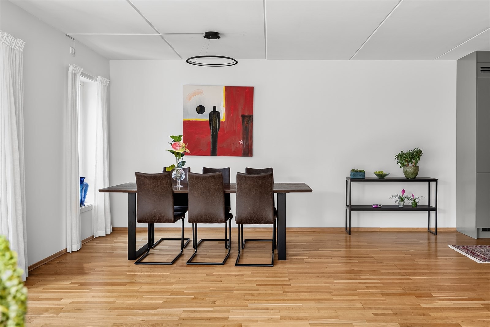 Sosial åpen stue- og kjøkkenløsning hvor kokken kan holdes med underholdning samtidig som maten forberedes Galleribilde