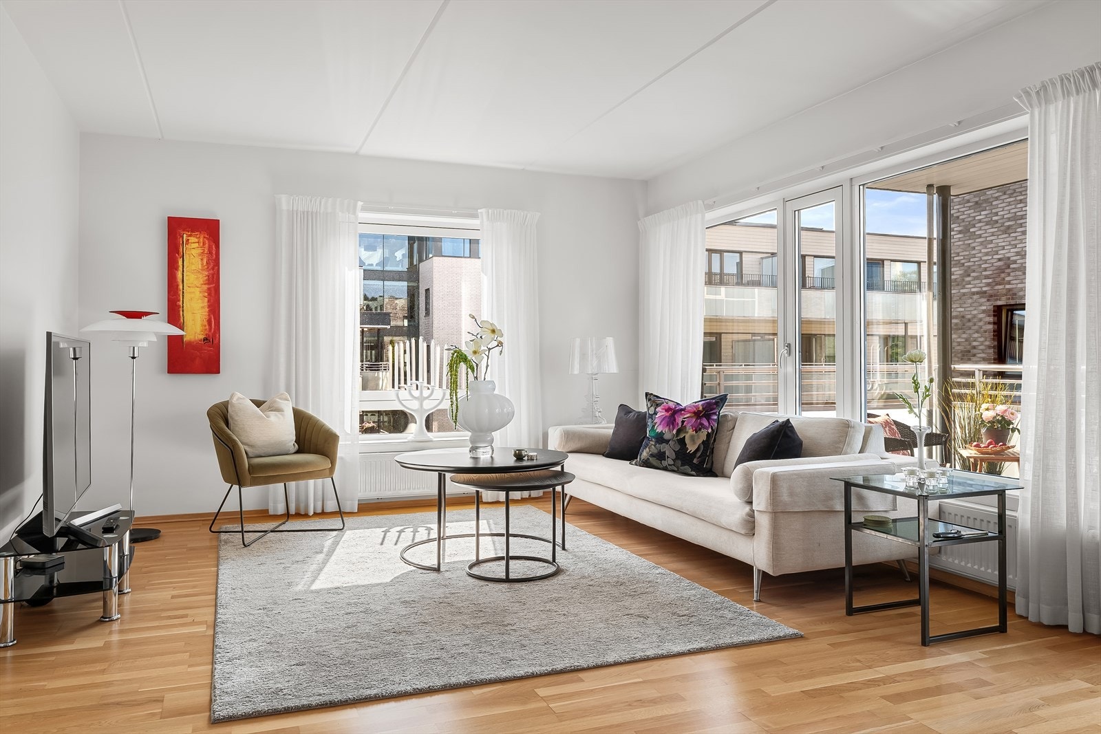 Lys og romslig stue med store vindusflater som slipper inn rikelig med dagslys Galleribilde