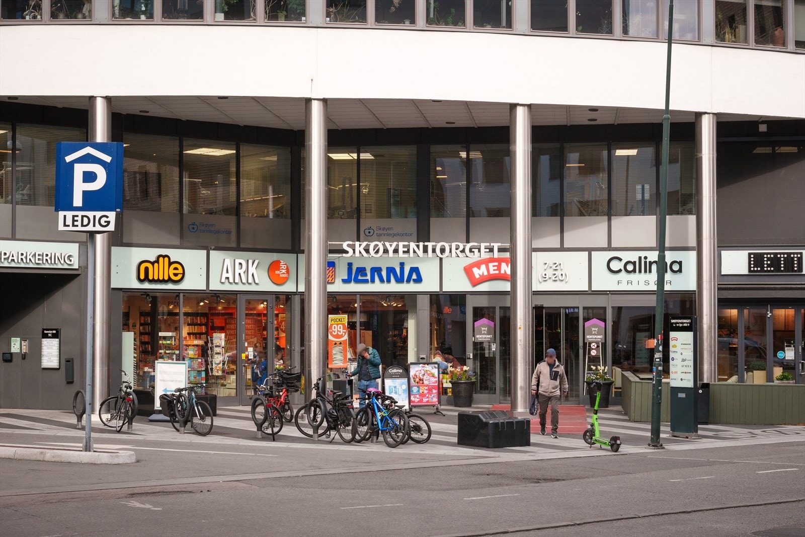 Kun 550 meter til Skøyentorget, med et bredt utvalg butikker og tjenester, inkludert frisør, matbutikk, apotek m.m Galleribilde