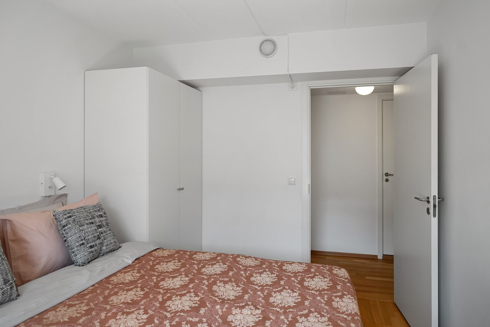 På soverommet har du god plass til oppbevaring med to garderobeskap Galleribilde