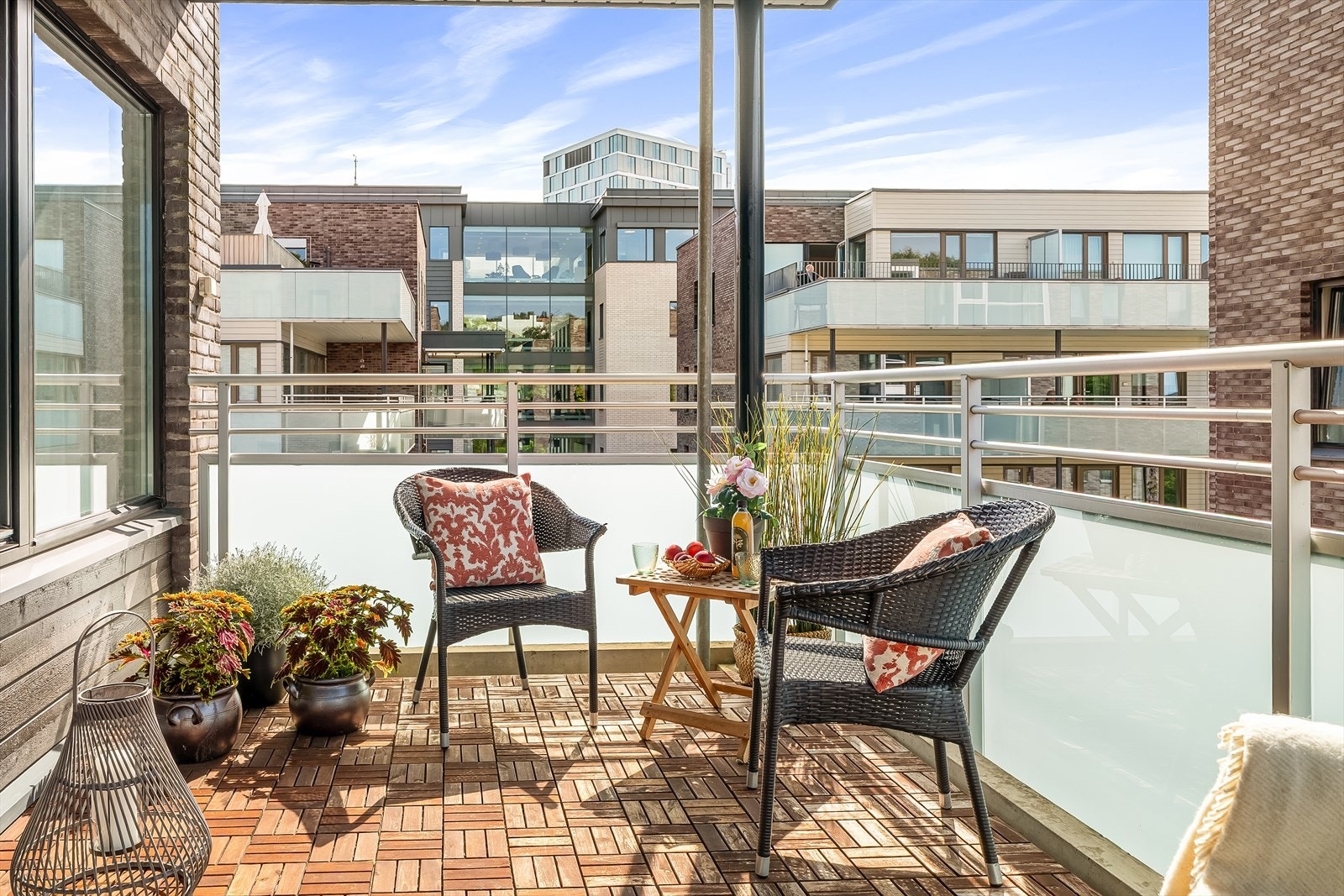 Balkongen har god plass til utemøbler hvor du kan sitte å nyte sola Galleribilde