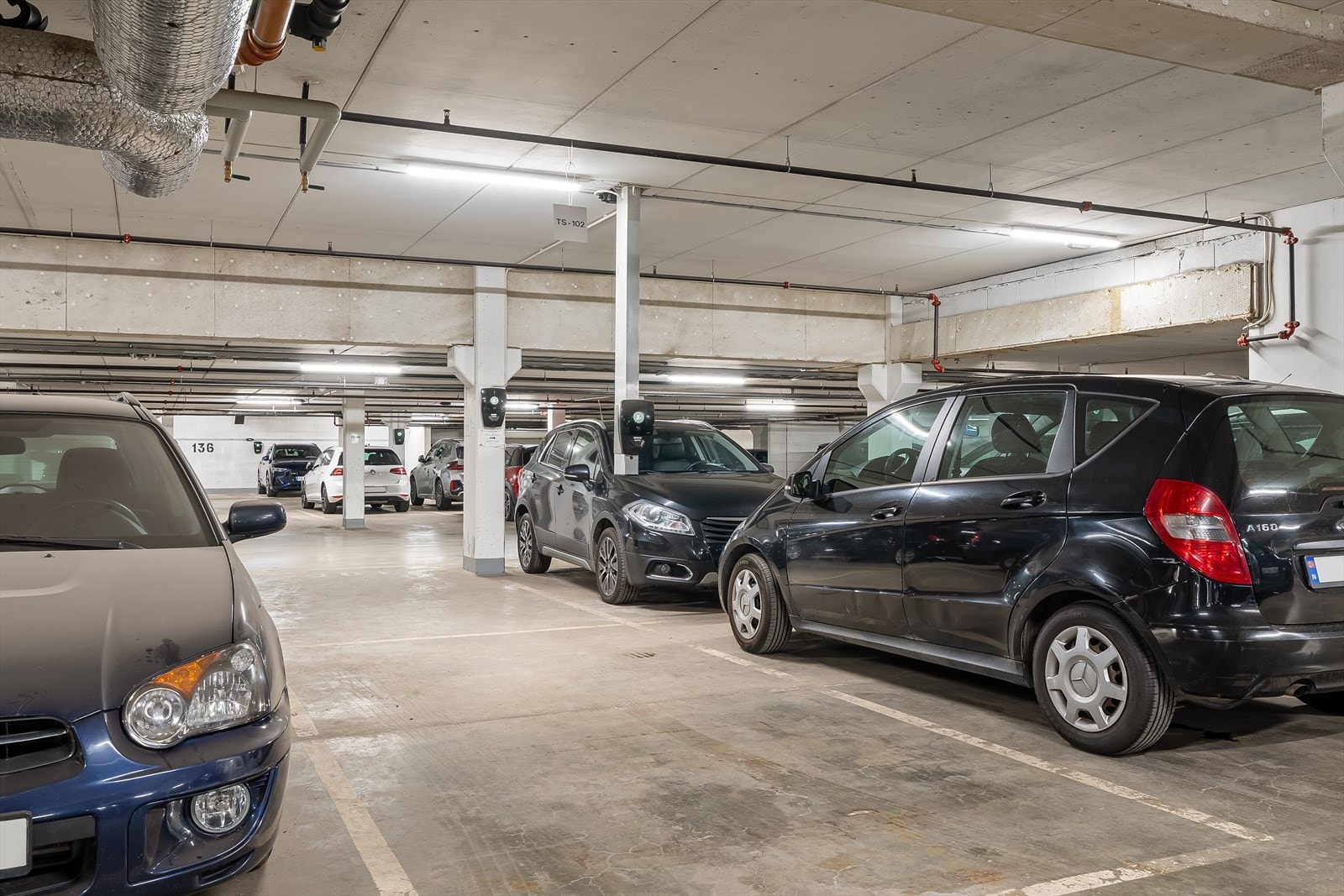 Leiligheten har egen biloppstillingsplass i felles garasje Galleribilde