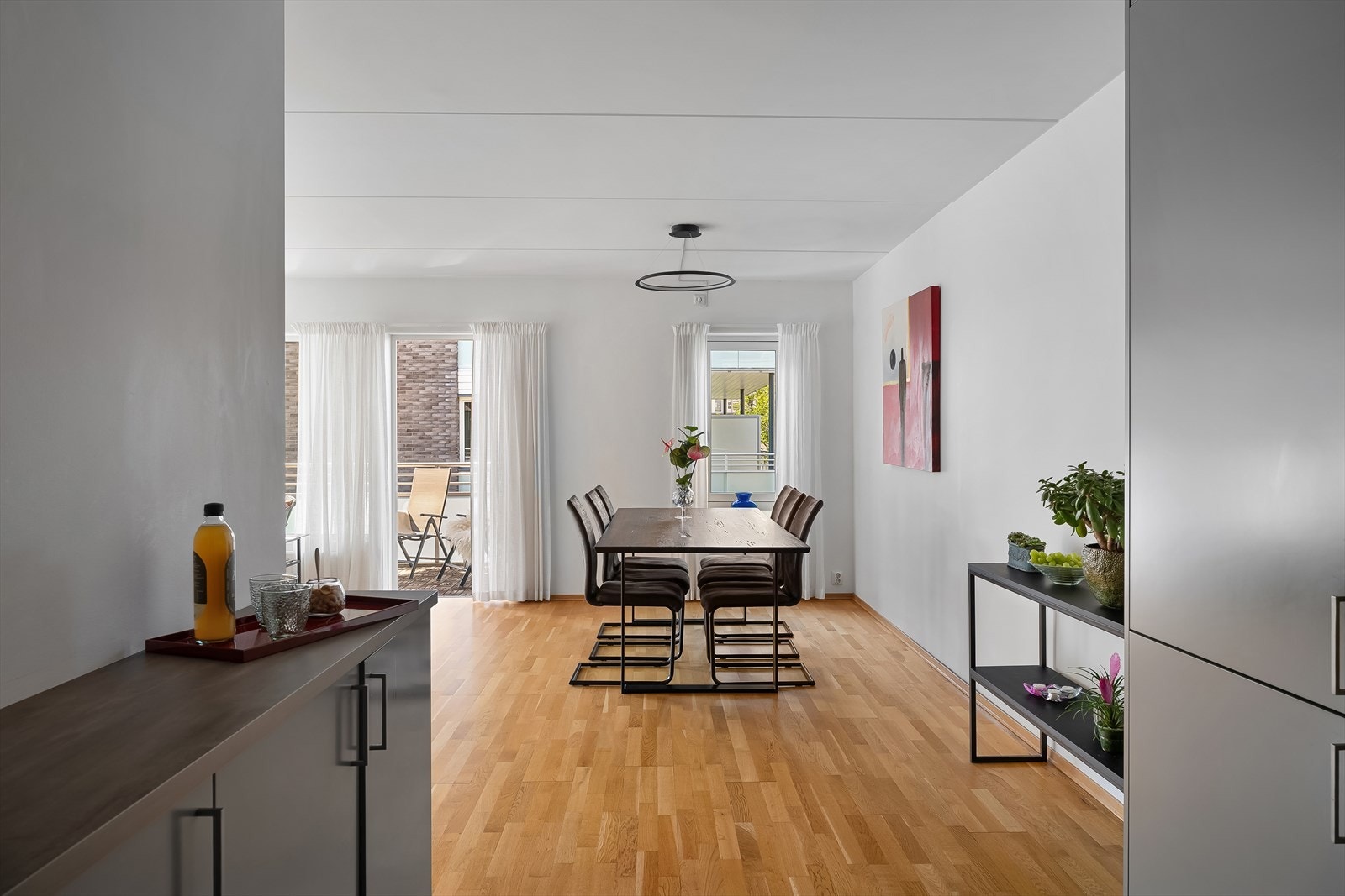 Kjøkkenet har en åpen løsning mot stue og spisestue Galleribilde