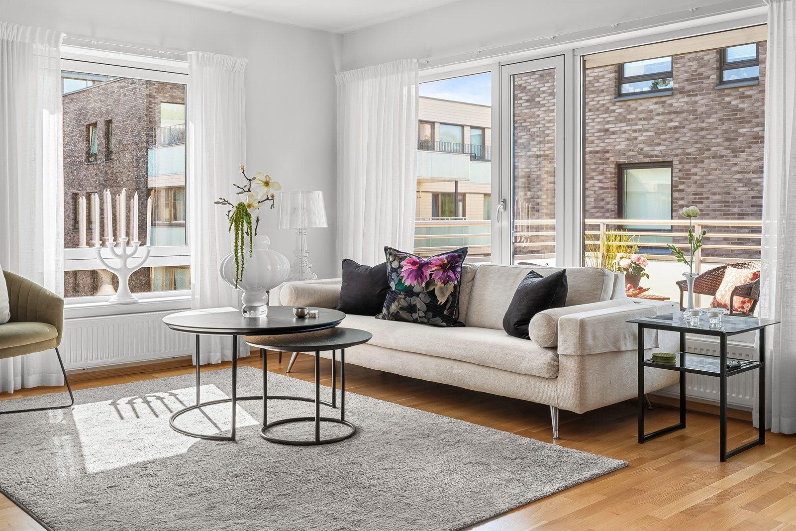 Hyggelig sofakrok med god plass til sofa, stuebord og annet tilhørende møblement Galleribilde